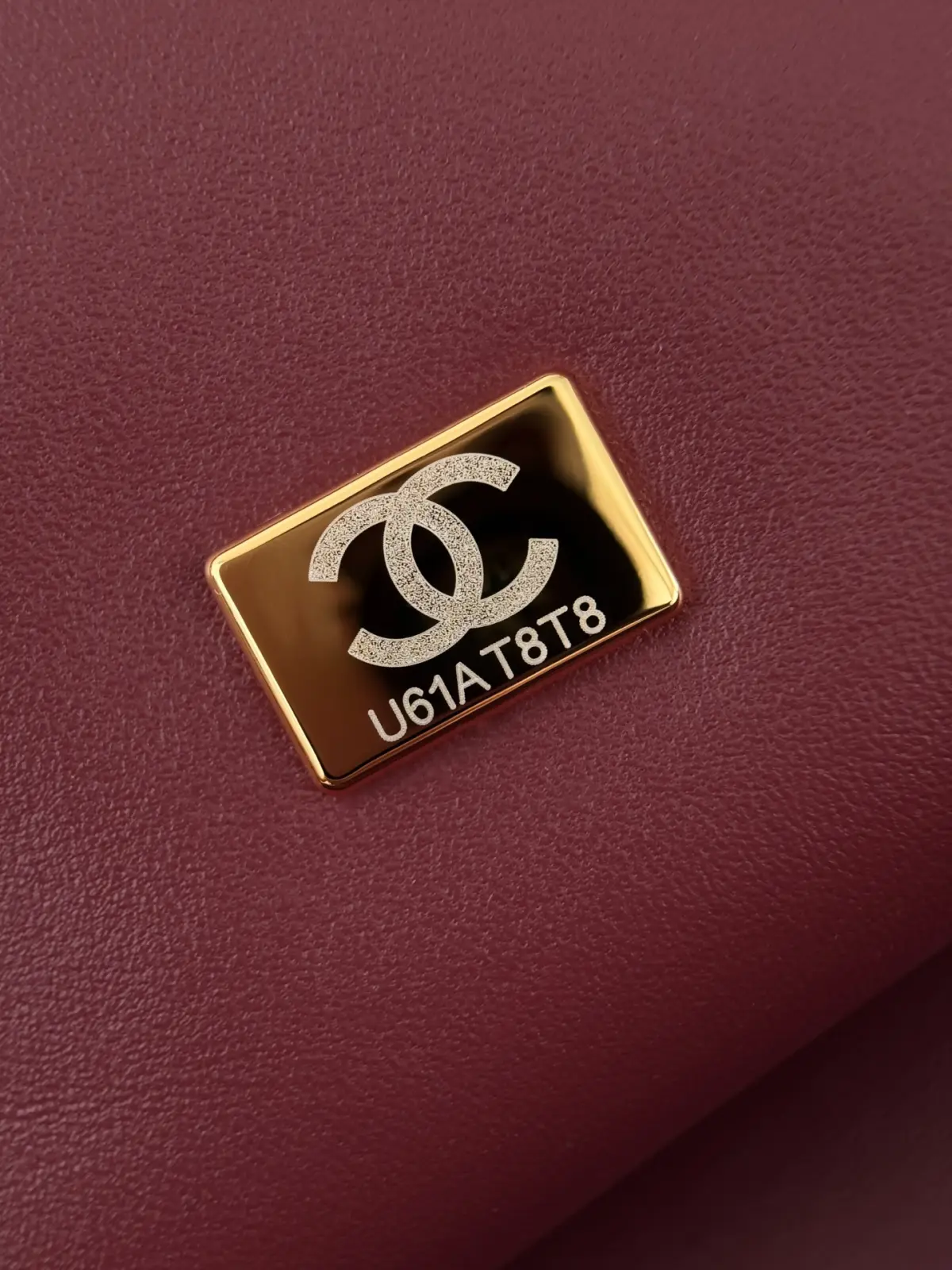 💰800☸️26A 菱格茧形手拿晚宴包​​（clutch），小羊皮菱格纹 + 金色链条 + 金色双C小扣。\n包型是鼓鼓的茧形轮廓，菱格绗缝在小羊皮上特别饱满圆润，链条是细链，可以塞进去手提当晚宴 clutch，也可以挂出来单肩斜挎。\n款号AP5251\n尺寸7.5-27-12\n配包装