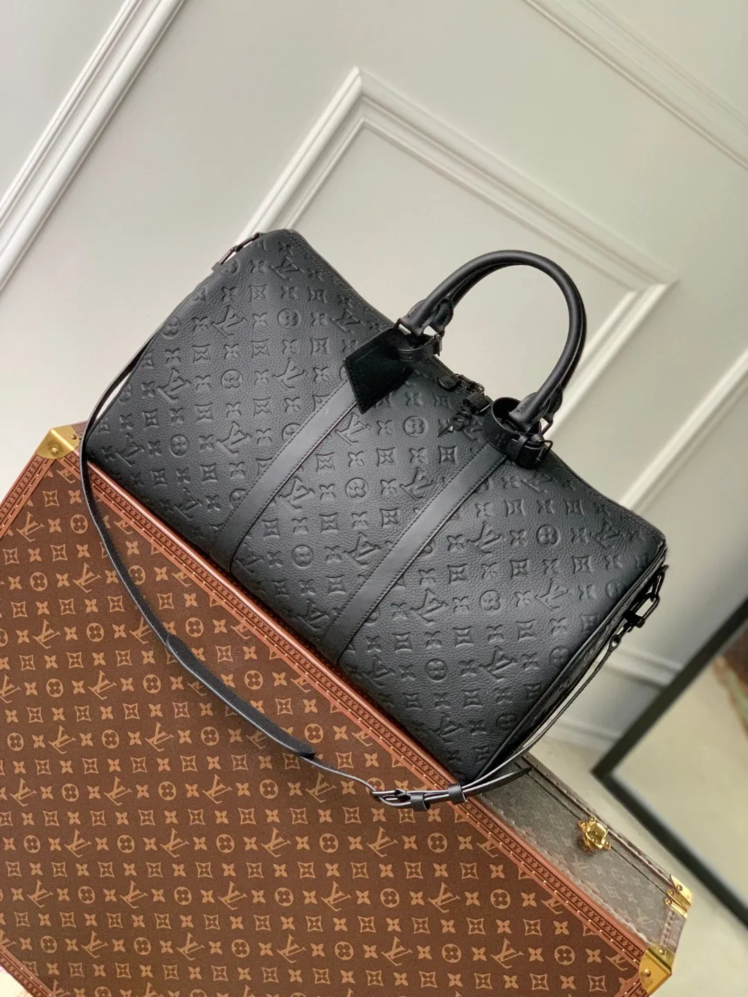 M59025黑色压花 \n本款 Keepall 旅行袋为细腻牛皮革压印 Monogram 图案,焕新品牌经典之作的同时见证匠心工艺。机舱行李尺寸可轻松收纳短途旅行所需。尺寸:50.0 x 29.0 x 23.0 厘米 (长 x 高 x 宽)001480