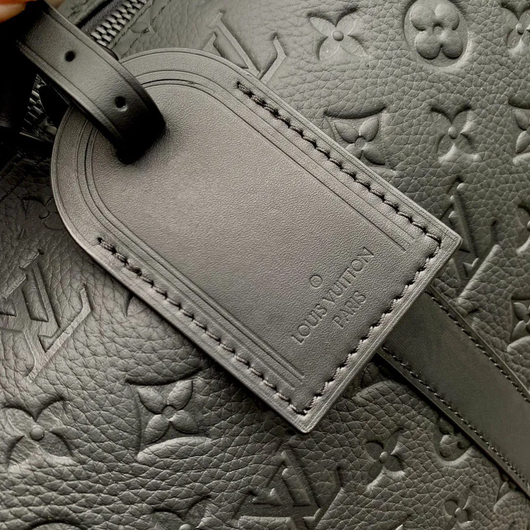M59025黑色压花 \n本款 Keepall 旅行袋为细腻牛皮革压印 Monogram 图案,焕新品牌经典之作的同时见证匠心工艺。机舱行李尺寸可轻松收纳短途旅行所需。尺寸:50.0 x 29.0 x 23.0 厘米 (长 x 高 x 宽)001480