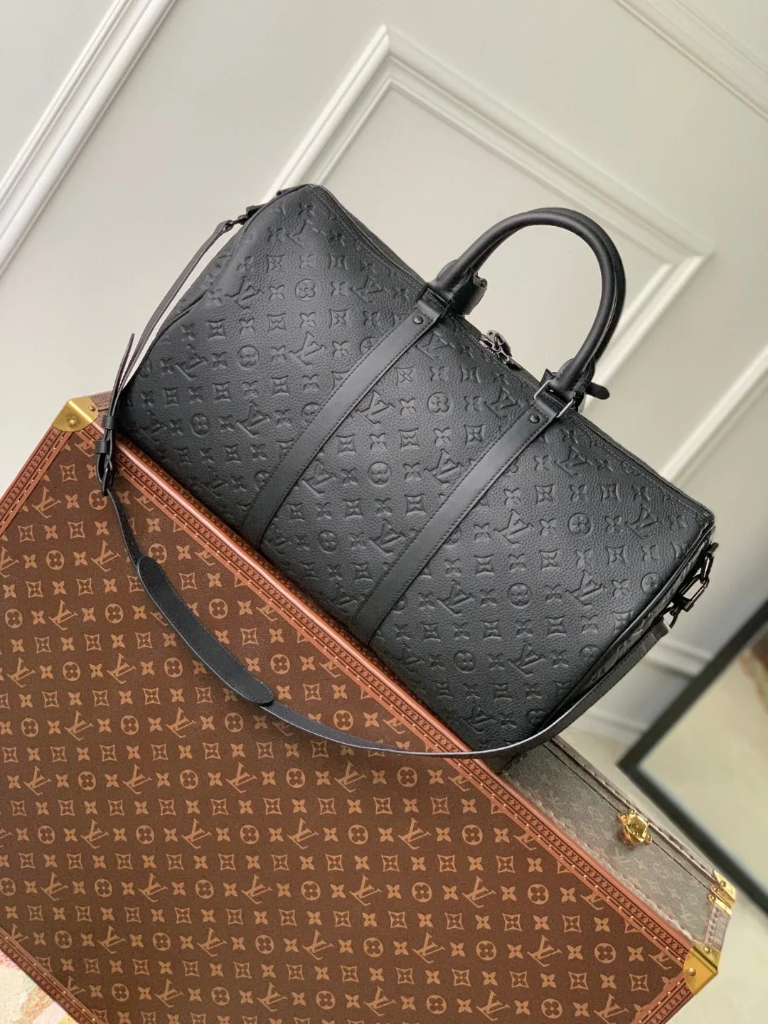 M59025黑色压花 \n本款 Keepall 旅行袋为细腻牛皮革压印 Monogram 图案,焕新品牌经典之作的同时见证匠心工艺。机舱行李尺寸可轻松收纳短途旅行所需。尺寸:50.0 x 29.0 x 23.0 厘米 (长 x 高 x 宽)001480