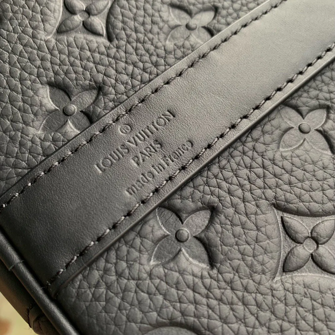 M59025黑色压花 \n本款 Keepall 旅行袋为细腻牛皮革压印 Monogram 图案,焕新品牌经典之作的同时见证匠心工艺。机舱行李尺寸可轻松收纳短途旅行所需。尺寸:50.0 x 29.0 x 23.0 厘米 (长 x 高 x 宽)001480