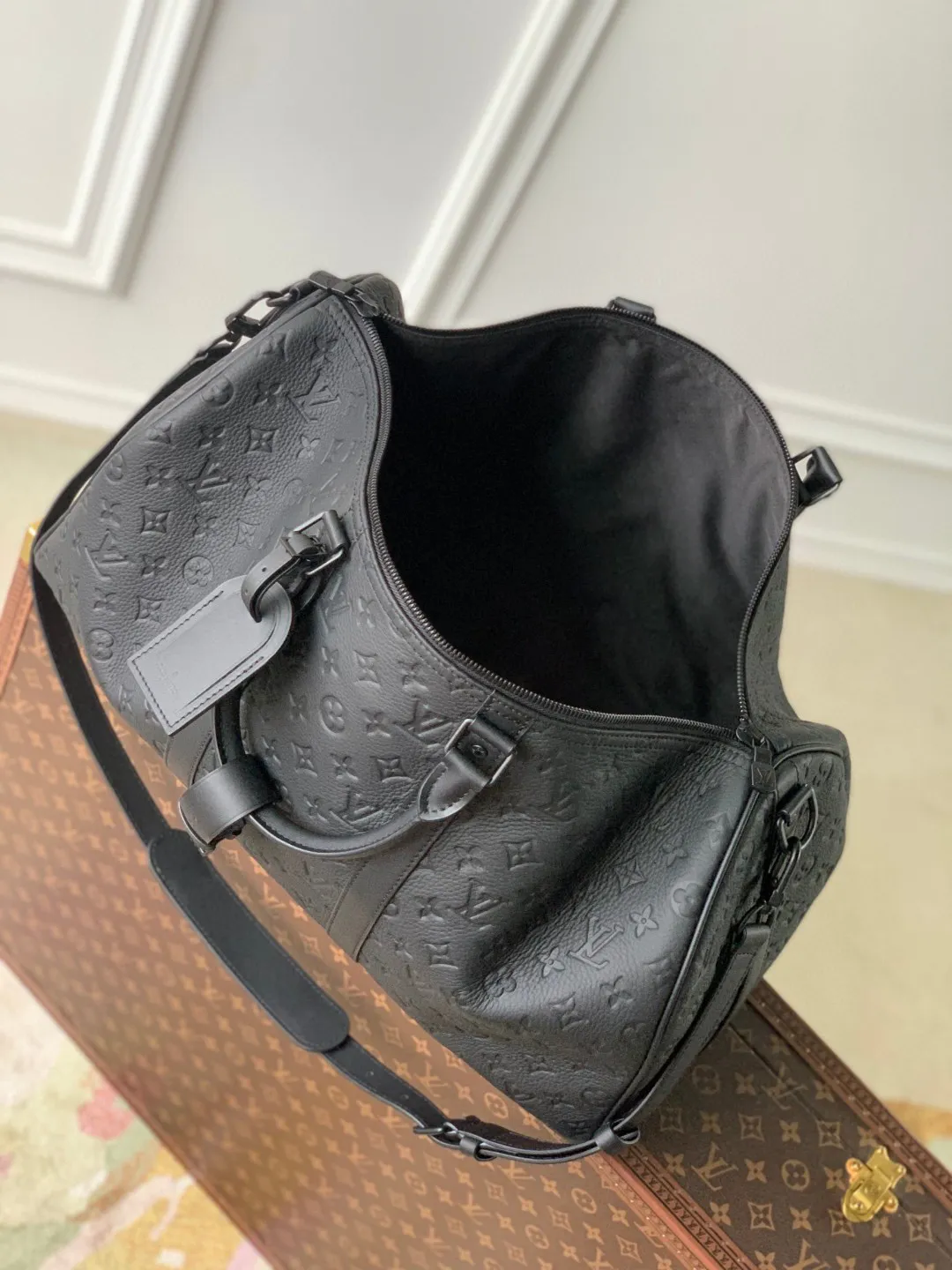 M59025黑色压花 \n本款 Keepall 旅行袋为细腻牛皮革压印 Monogram 图案,焕新品牌经典之作的同时见证匠心工艺。机舱行李尺寸可轻松收纳短途旅行所需。尺寸:50.0 x 29.0 x 23.0 厘米 (长 x 高 x 宽)001480