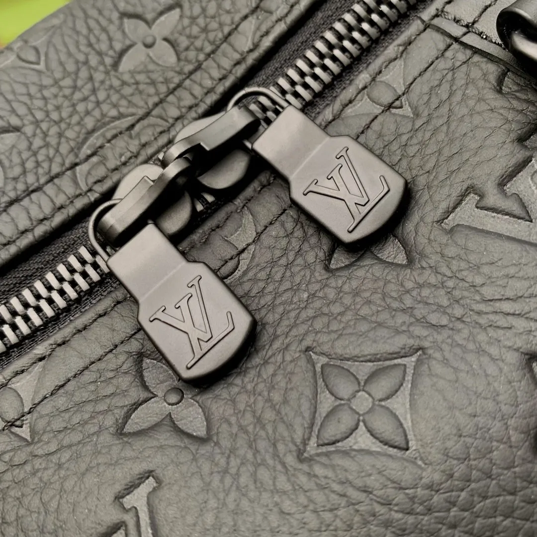 M59025黑色压花 \n本款 Keepall 旅行袋为细腻牛皮革压印 Monogram 图案,焕新品牌经典之作的同时见证匠心工艺。机舱行李尺寸可轻松收纳短途旅行所需。尺寸:50.0 x 29.0 x 23.0 厘米 (长 x 高 x 宽)001480