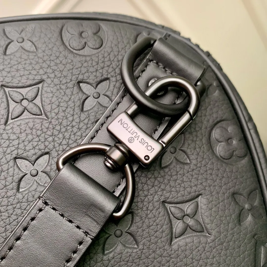 M59025黑色压花 \n本款 Keepall 旅行袋为细腻牛皮革压印 Monogram 图案,焕新品牌经典之作的同时见证匠心工艺。机舱行李尺寸可轻松收纳短途旅行所需。尺寸:50.0 x 29.0 x 23.0 厘米 (长 x 高 x 宽)001480