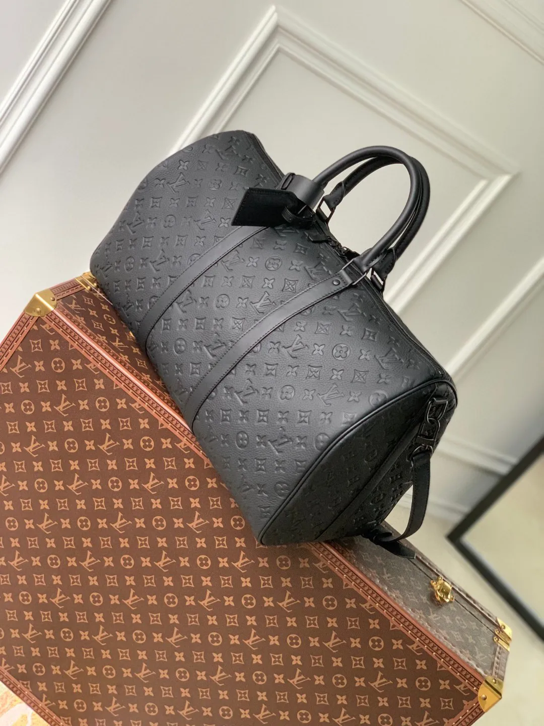 M59025黑色压花 \n本款 Keepall 旅行袋为细腻牛皮革压印 Monogram 图案,焕新品牌经典之作的同时见证匠心工艺。机舱行李尺寸可轻松收纳短途旅行所需。尺寸:50.0 x 29.0 x 23.0 厘米 (长 x 高 x 宽)001480