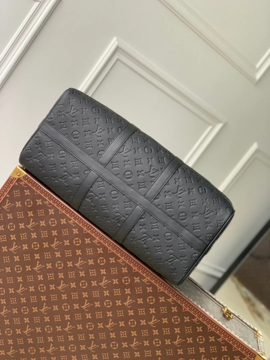 M59025黑色压花 \n本款 Keepall 旅行袋为细腻牛皮革压印 Monogram 图案,焕新品牌经典之作的同时见证匠心工艺。机舱行李尺寸可轻松收纳短途旅行所需。尺寸:50.0 x 29.0 x 23.0 厘米 (长 x 高 x 宽)001480