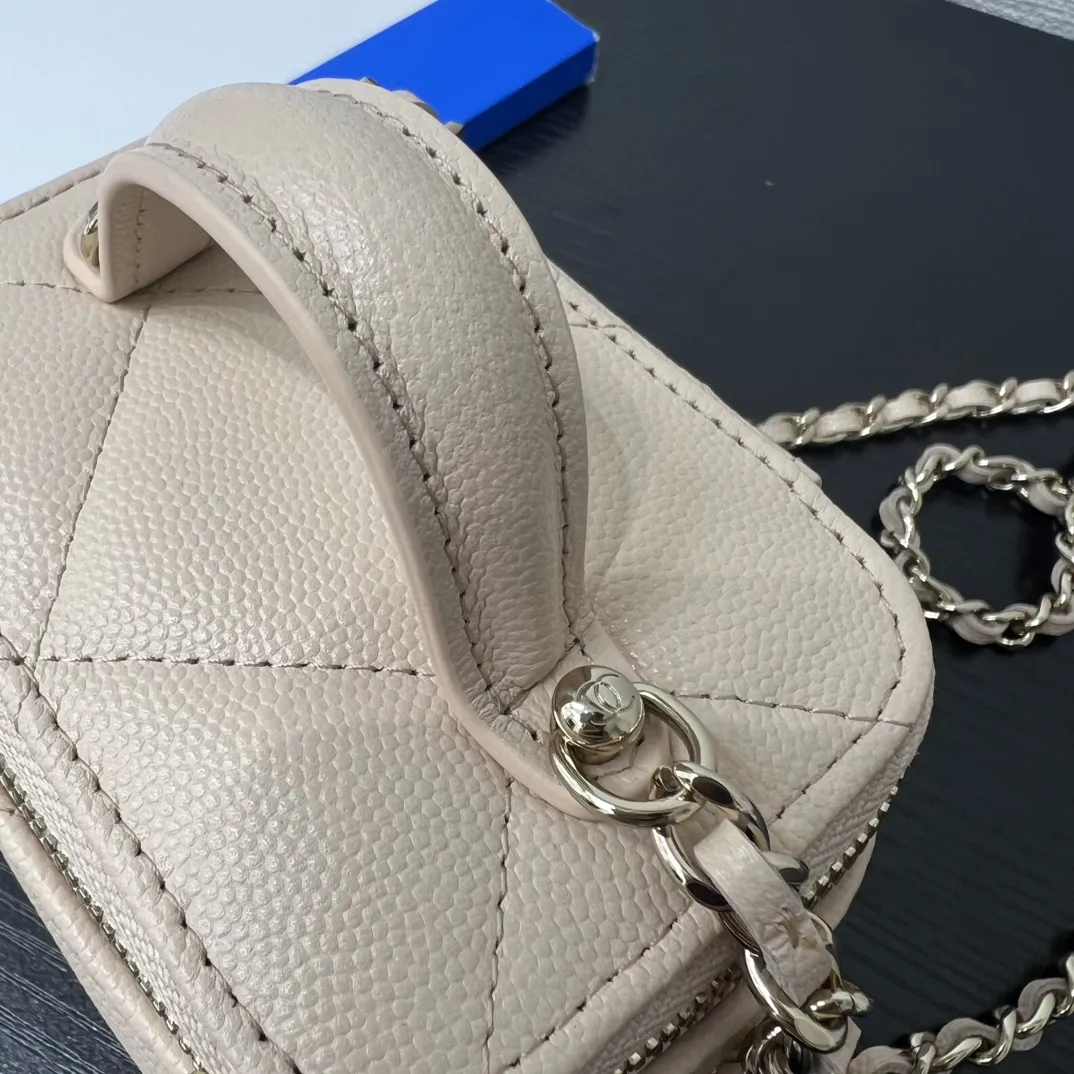 P680 25k新品\n盒子包 球纹牛皮 浅金钢制五金\n尺寸11cmx8.5cmx7cm（小号）\n型号：4934