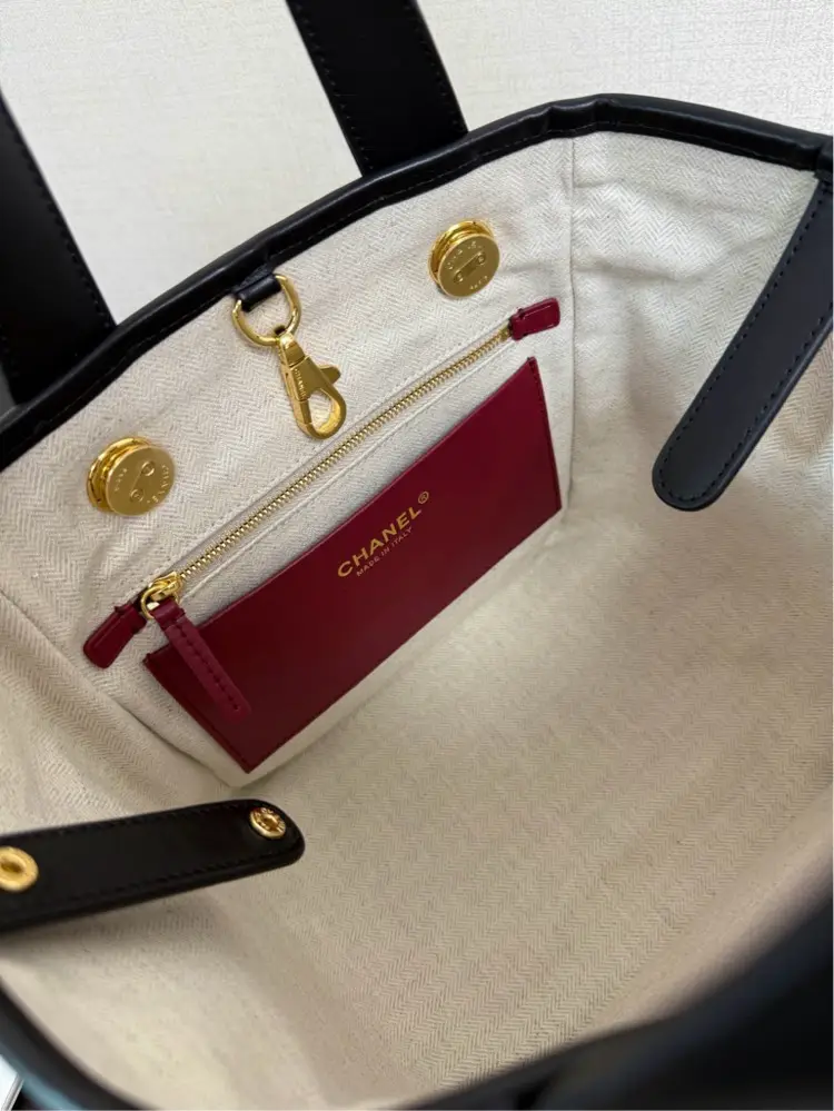 💰1100 原厂皮 现货 26B双C托特粗花呢\n光线下低调又高级，日常出门的、粉饼、、钥匙通通塞得下，实用性远超预期！包型挺括不软塌，装再多也不会变形。两种背法切换自如：黑色皮质短手柄手提，随性又松弛，逛街喝咖啡随手一拎就是氛围感；链条肩带搭配皮质肩垫，斜挎解放双手，通勤出行超方便。休闲、格纹裙、甜酷穿搭都完美适配，日常出门背不违和，又比普通小包更有辨识度。越看越耐看的一只，甜酷女孩的日常通勤本命包没错了✨size：20*21*15cm 99617