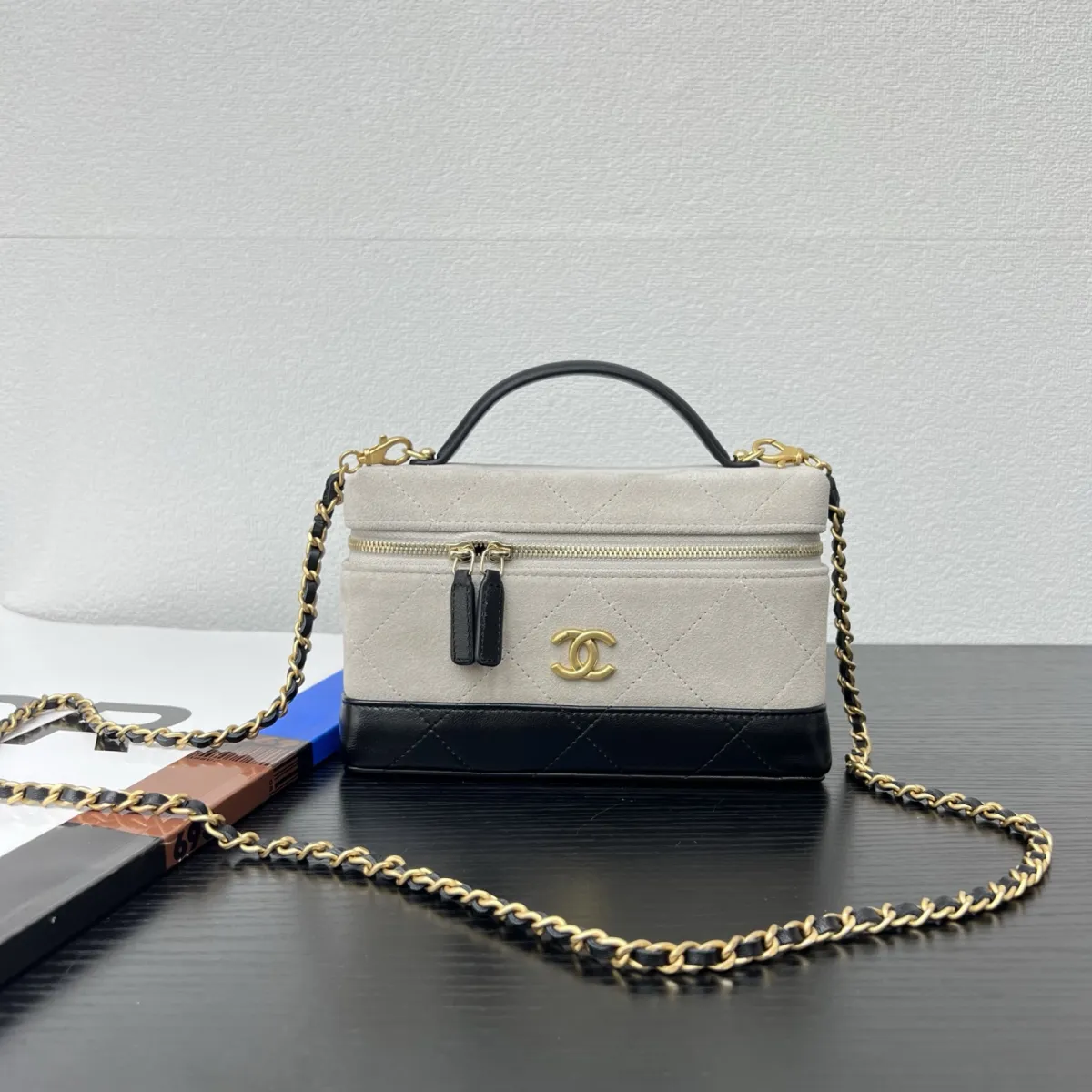 💰1050 26P新品\n麂皮牛配浅金五金\n尺寸：19.5cmx5cmx17cm \n型号：5186