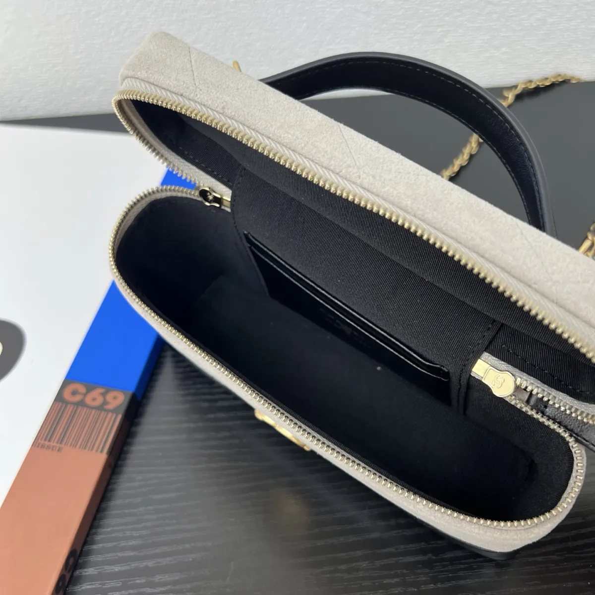 💰1050 26P新品\n麂皮牛配浅金五金\n尺寸：19.5cmx5cmx17cm \n型号：5186