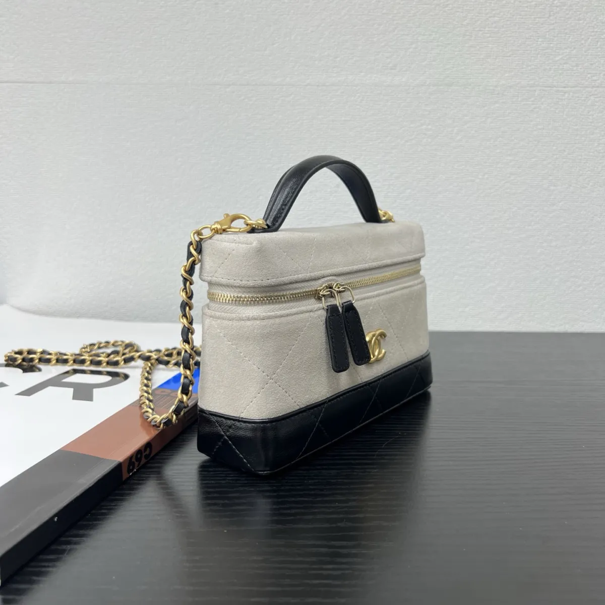 💰1050 26P新品\n麂皮牛配浅金五金\n尺寸：19.5cmx5cmx17cm \n型号：5186