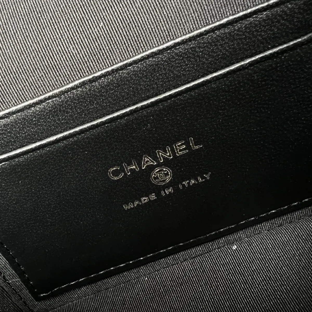 💰1050 26P新品\n麂皮牛配浅金五金\n尺寸：19.5cmx5cmx17cm \n型号：5186