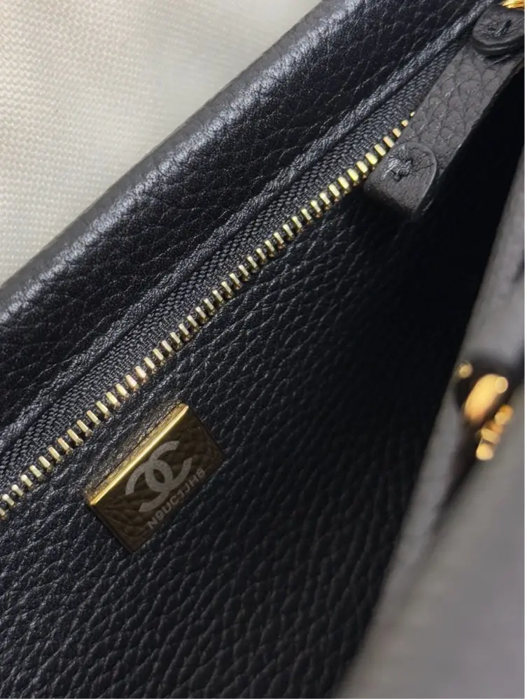💰1250原厂皮 现货26s保龄球包 美到失语✨\n终于蹲到26s新款保龄球包！这只黑金配色真的鲨疯了\n经典菱格纹搭配小金扣，复古大小姐氛围感拉满\n💼 超能装下日常出门所有东西\n\n✨ 荔枝纹牛皮质感拉满\n摸起来细腻又高级，耐磨抗造，日常使用完全不心疼\n今年春夏的本命预定！背上直接显贵气\nsize：31*15*12cm99562