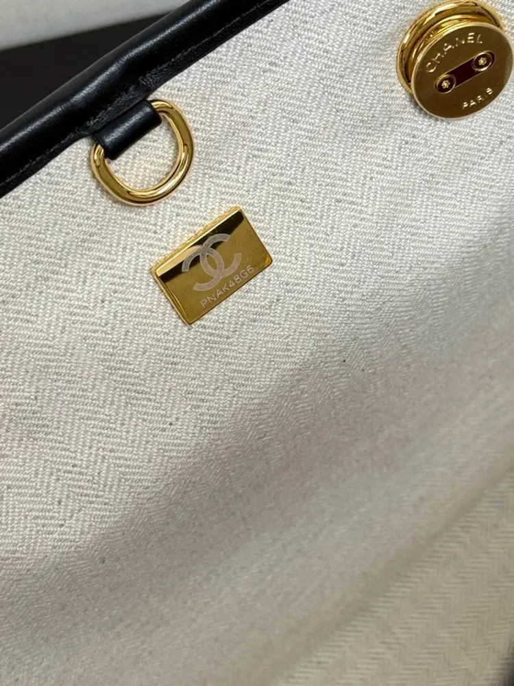 💰1100 原厂皮 现货 26B双C托特粗花呢\n光线下低调又高级，日常出门的、粉饼、、钥匙通通塞得下，实用性远超预期！包型挺括不软塌，装再多也不会变形。两种背法切换自如：黑色皮质短手柄手提，随性又松弛，逛街喝咖啡随手一拎就是氛围感；链条肩带搭配皮质肩垫，斜挎解放双手，通勤出行超方便。休闲、格纹裙、甜酷穿搭都完美适配，日常出门背不违和，又比普通小包更有辨识度。越看越耐看的一只，甜酷女孩的日常通勤本命包没错了✨size：20*21*15cm 99617