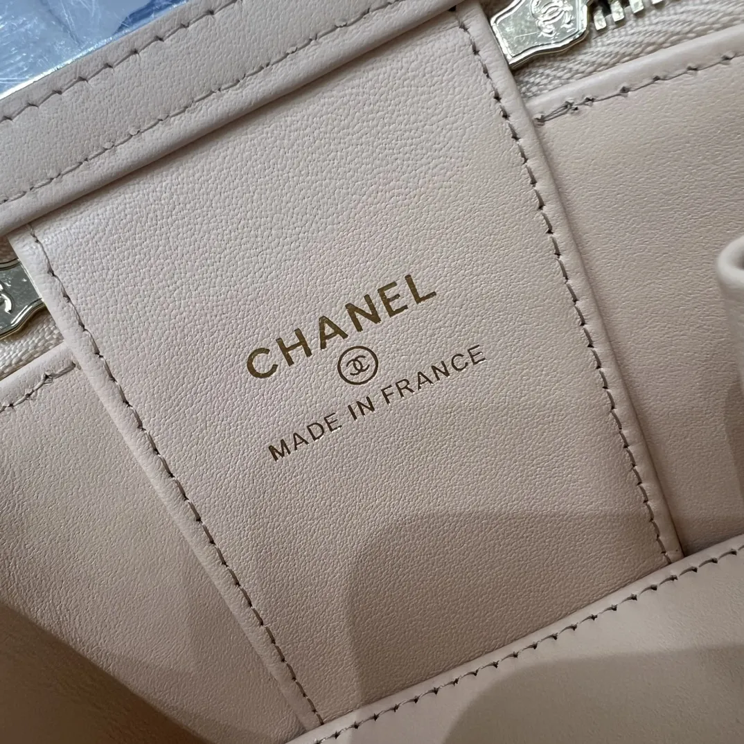 P680 25k新品\n盒子包 球纹牛皮 浅金钢制五金\n尺寸11cmx8.5cmx7cm（小号）\n型号：4934