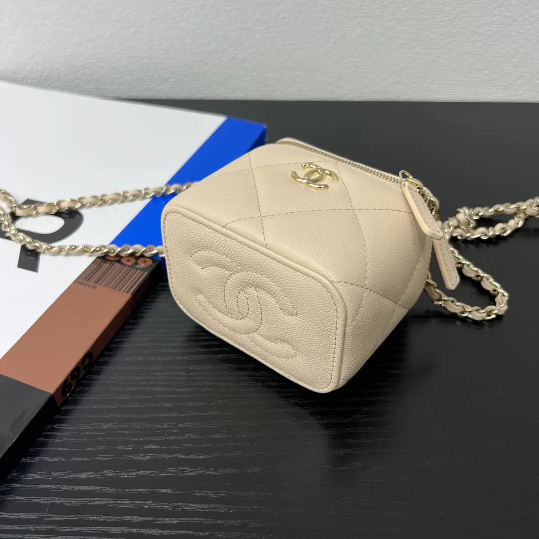 P680 25k新品\n盒子包 球纹牛皮 浅金钢制五金\n尺寸11cmx8.5cmx7cm（小号）\n型号：4934