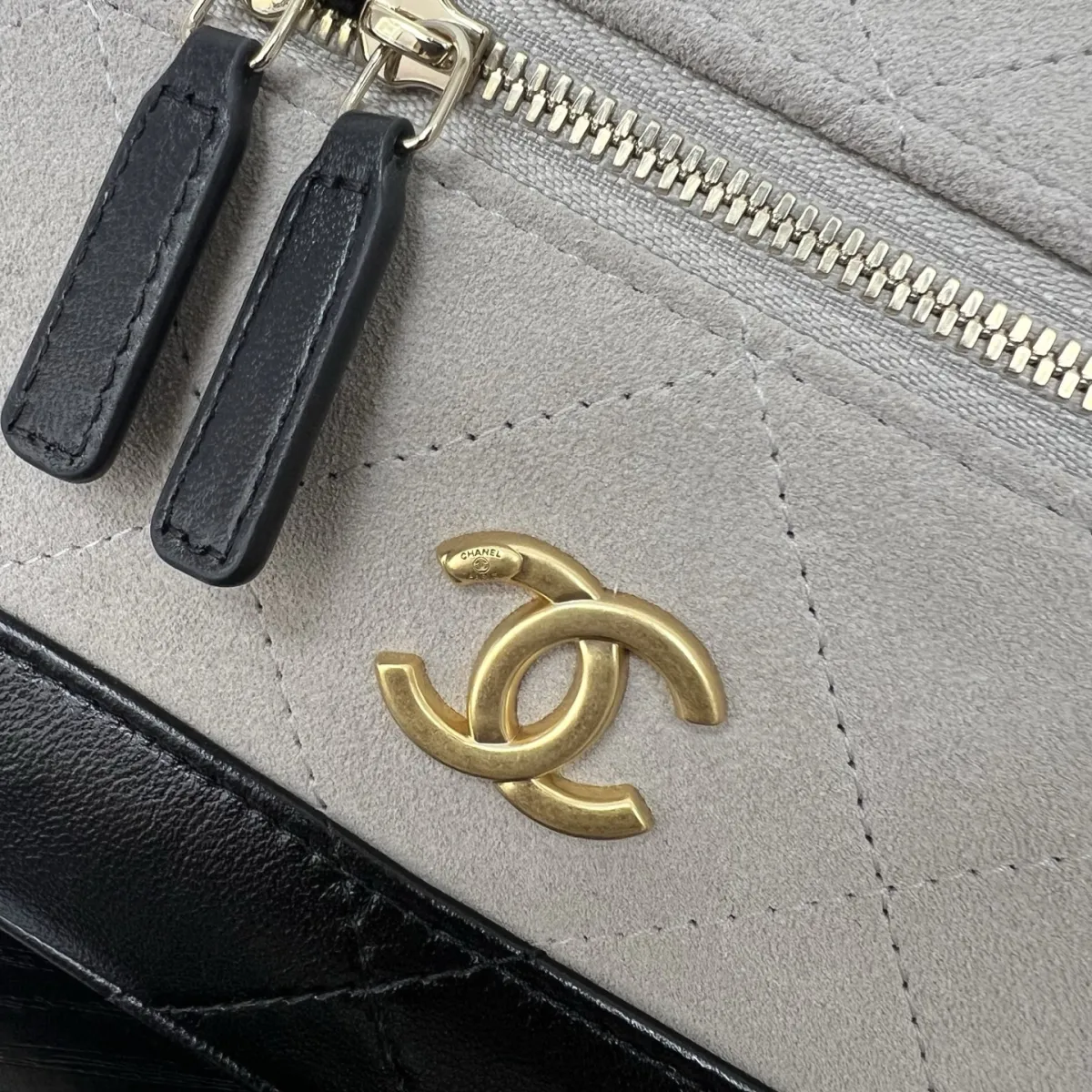 💰1050 26P新品\n麂皮牛配浅金五金\n尺寸：19.5cmx5cmx17cm \n型号：5186