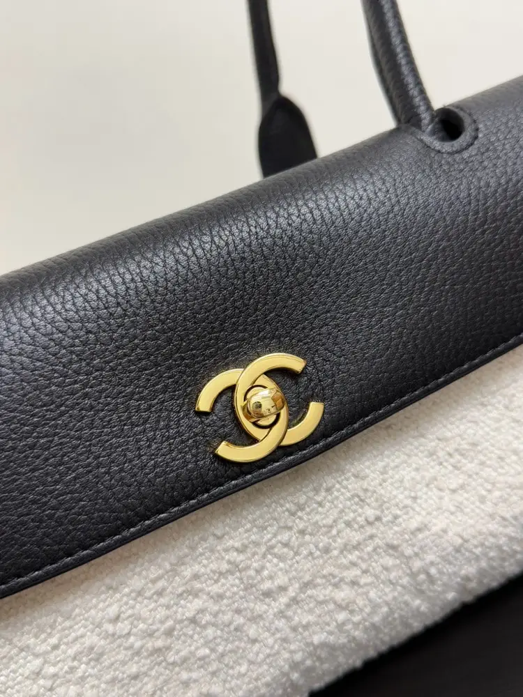 💰1250原厂皮 现货26s保龄球包 美到失语✨\n终于蹲到26s新款保龄球包！这只黑金配色真的鲨疯了\n经典菱格纹搭配小金扣，复古大小姐氛围感拉满\n💼 超能装下日常出门所有东西\n\n✨ 荔枝纹牛皮质感拉满\n摸起来细腻又高级，耐磨抗造，日常使用完全不心疼\n今年春夏的本命预定！背上直接显贵气\nsize：31*15*12cm99562