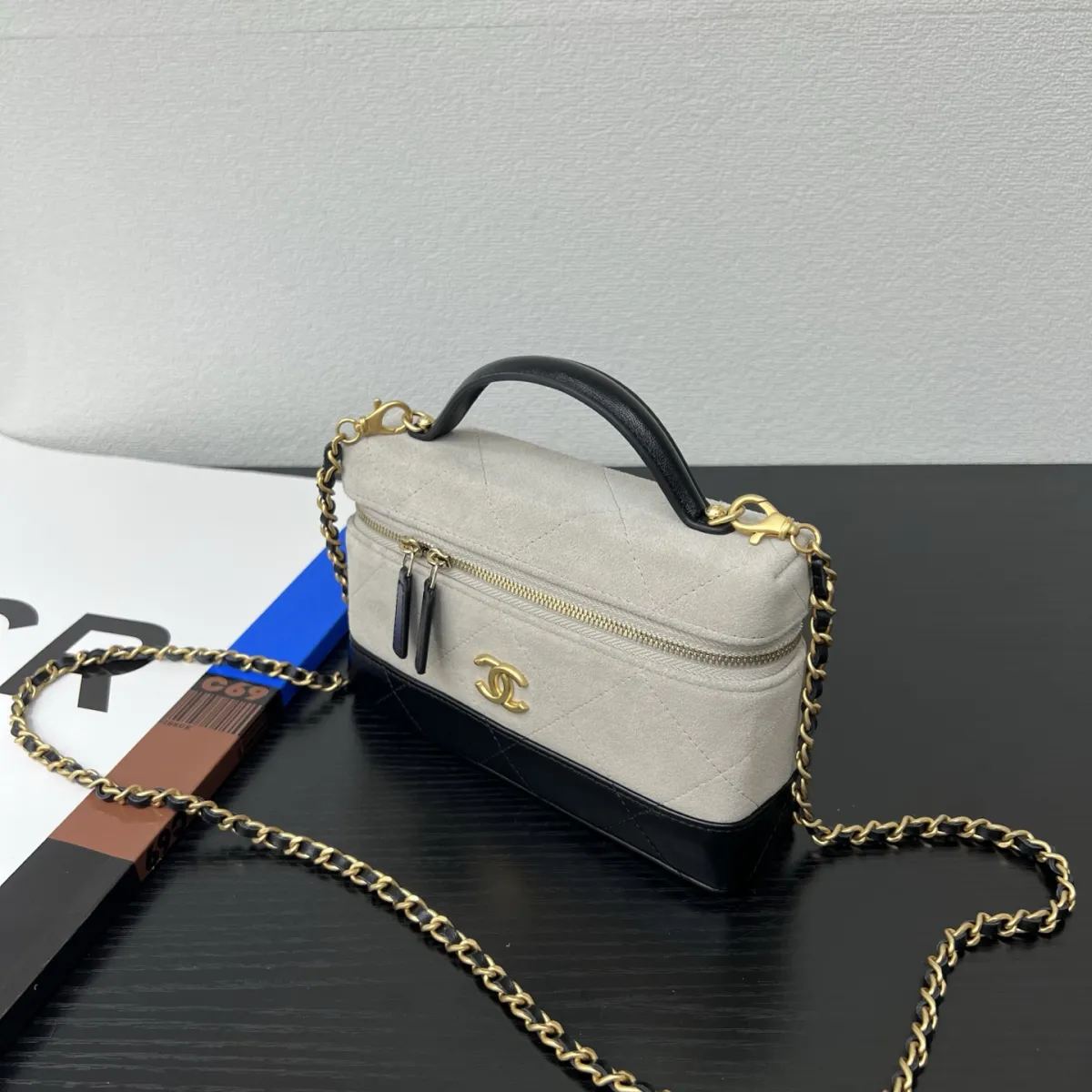 💰1050 26P新品\n麂皮牛配浅金五金\n尺寸：19.5cmx5cmx17cm \n型号：5186