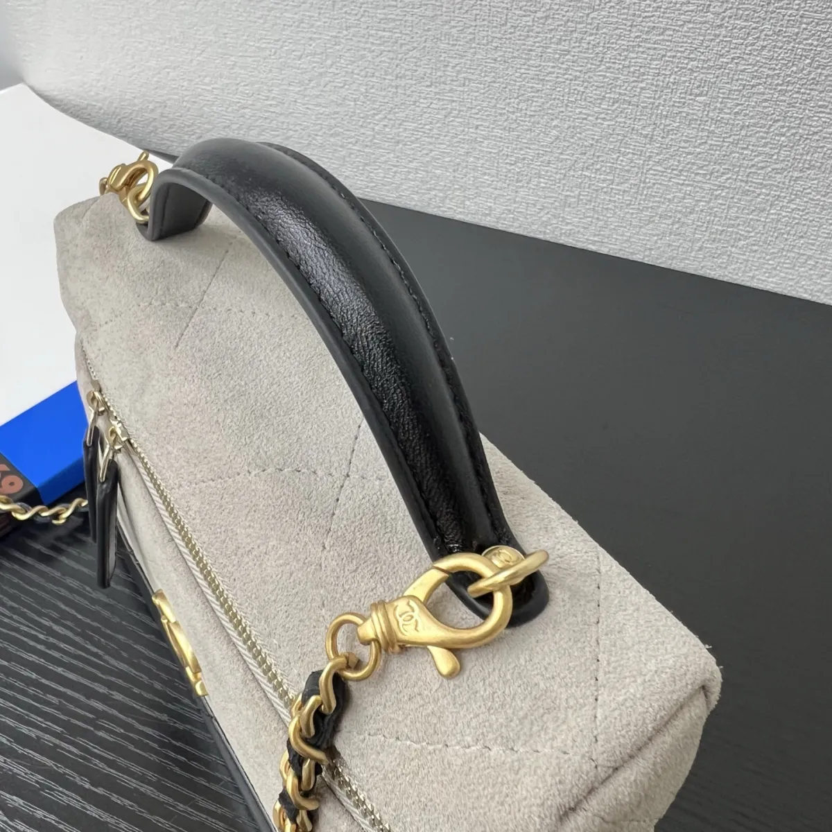 💰1050 26P新品\n麂皮牛配浅金五金\n尺寸：19.5cmx5cmx17cm \n型号：5186