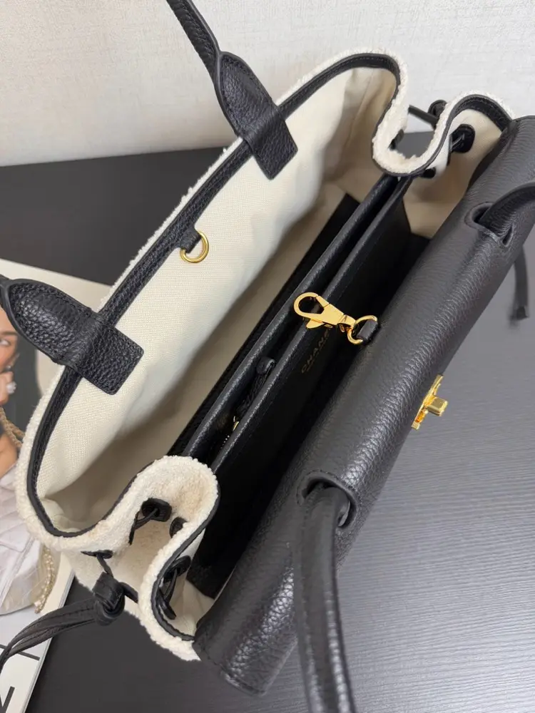💰1250原厂皮 现货26s保龄球包 美到失语✨\n终于蹲到26s新款保龄球包！这只黑金配色真的鲨疯了\n经典菱格纹搭配小金扣，复古大小姐氛围感拉满\n💼 超能装下日常出门所有东西\n\n✨ 荔枝纹牛皮质感拉满\n摸起来细腻又高级，耐磨抗造，日常使用完全不心疼\n今年春夏的本命预定！背上直接显贵气\nsize：31*15*12cm99562