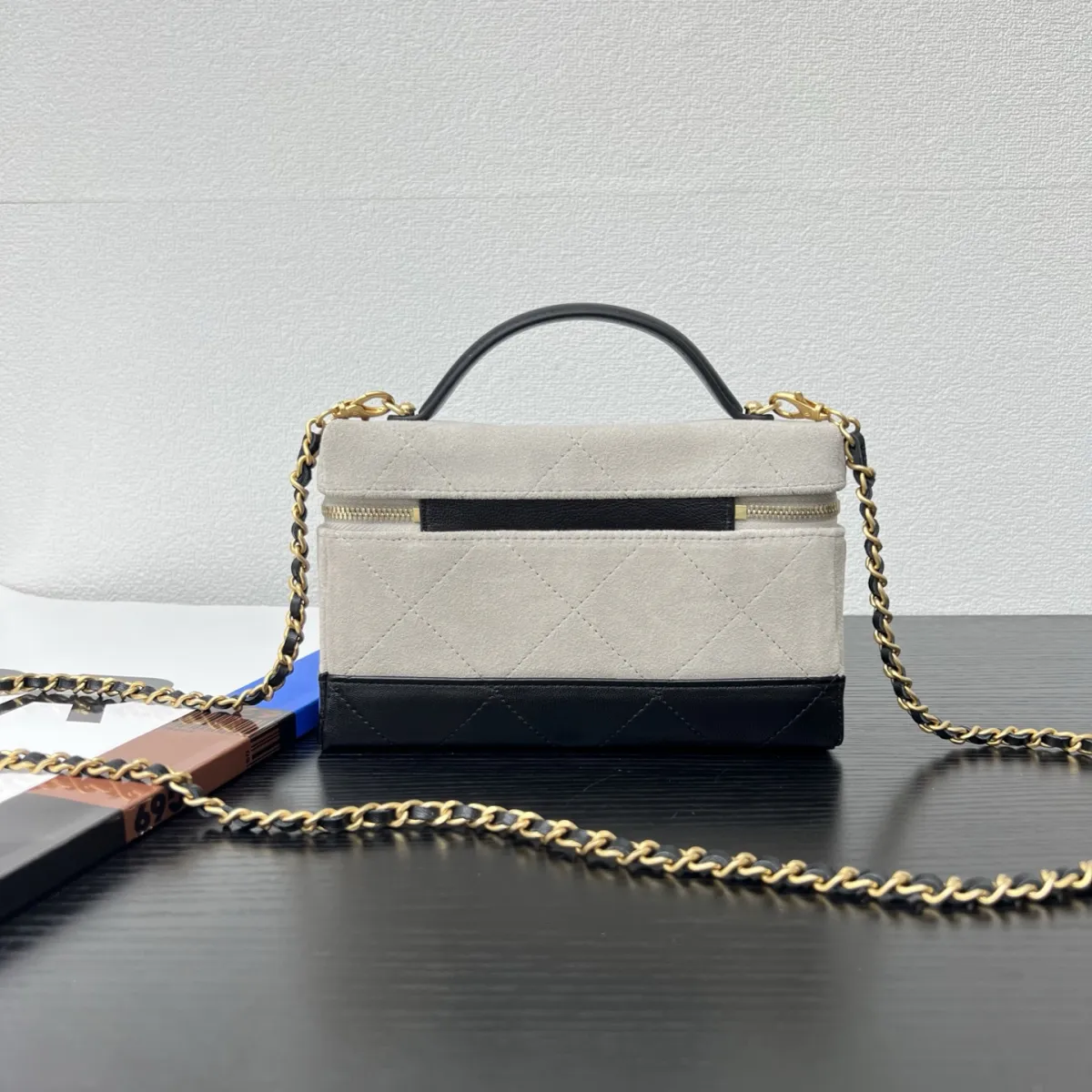 💰1050 26P新品\n麂皮牛配浅金五金\n尺寸：19.5cmx5cmx17cm \n型号：5186