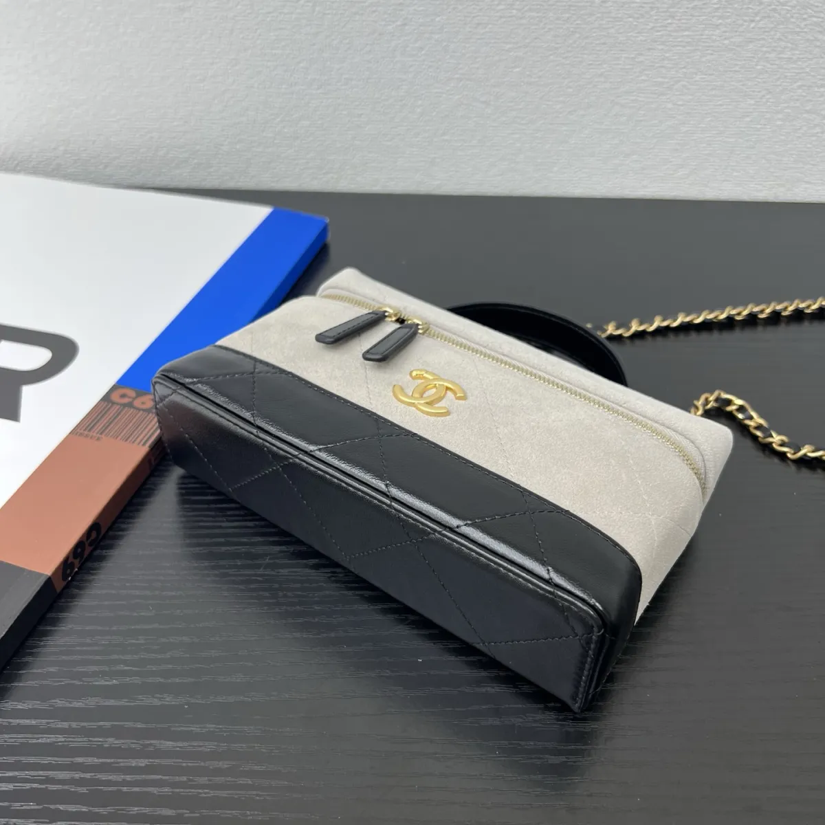 💰1050 26P新品\n麂皮牛配浅金五金\n尺寸：19.5cmx5cmx17cm \n型号：5186