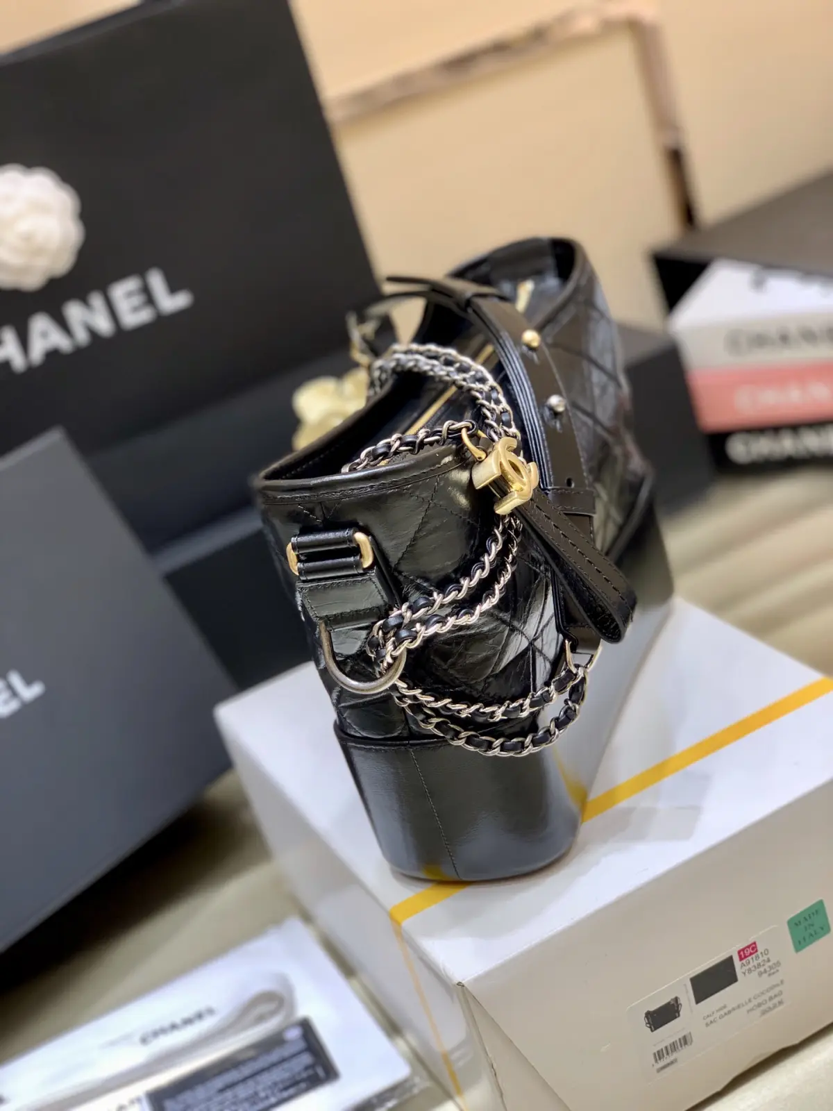 全新版本‼️纯原厂\nGabrielle hobo bag流浪包\n\n从名字到代言阵容，流浪包的配置几乎可以说是顶配。超模明星纷纷打Call瞬间霸屏街拍，成为新一代经典杰作➰\n\n全钢24k镀厚金五金\n御用意大利🇮🇹开料部原厂面皮配以原厂Gaiera底皮。绝对的称霸NO.1品质！ \n91810 小号尺寸15*20*8cm，\n1521 新中号尺寸25cm，