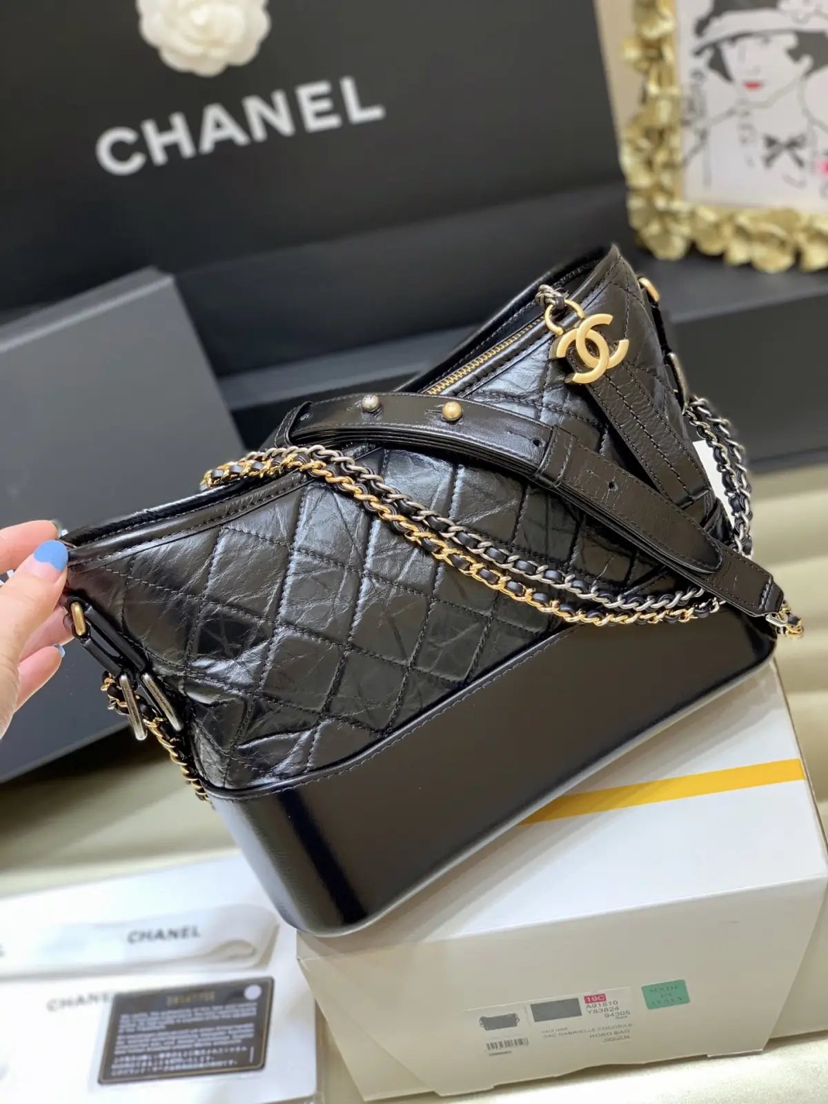 全新版本‼️纯原厂\nGabrielle hobo bag流浪包\n\n从名字到代言阵容，流浪包的配置几乎可以说是顶配。超模明星纷纷打Call瞬间霸屏街拍，成为新一代经典杰作➰\n\n全钢24k镀厚金五金\n御用意大利🇮🇹开料部原厂面皮配以原厂Gaiera底皮。绝对的称霸NO.1品质！ \n91810 小号尺寸15*20*8cm，\n1521 新中号尺寸25cm，