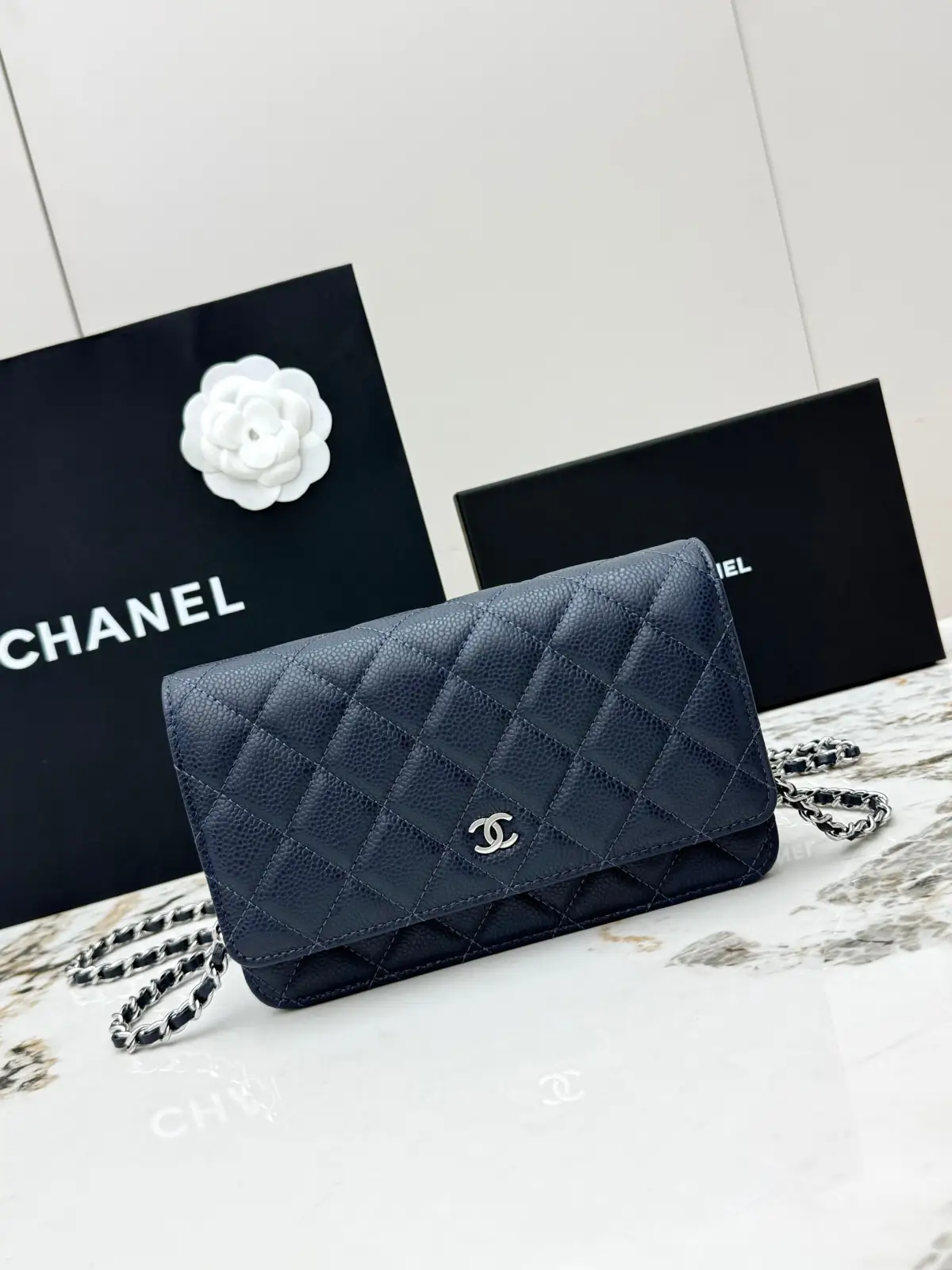 批420 CHANEL[玫瑰]发财包（大球纹银扣）顶级货[咖啡] 新品到货，全钢24K五金链条，对版升级版磁扣𝑊𝑂𝐶压花鱼子酱进口小牛皮[666]经典升级全新磁扣 更便捷好用𝑤𝑒𝑙𝑙𝑒𝑡 𝑜𝑛 𝑐ℎ𝑎𝑖𝑛带链条的手拿包✧可斜挎可单肩的包包，实在是太实用了，上身效果非常棒，女士们赶紧啦，又名&ldquo;发财包&rdquo;这么趣味的一款，一定会给你带来好运💳〰️\n型号：AP0250。 尺寸：长19x宽3x高13cm！