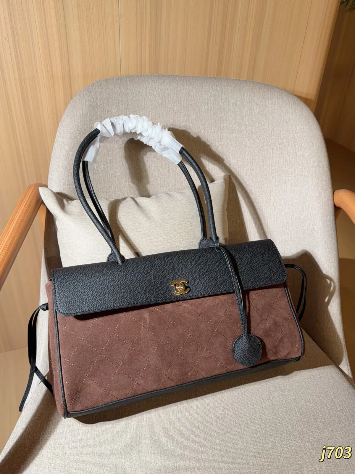 💰240\n香奈儿 Chanel \n26ss麂皮绒法棍包！手提托特包！容量大\n尺寸38&times;21&times;12\n礼盒包装🎁j703