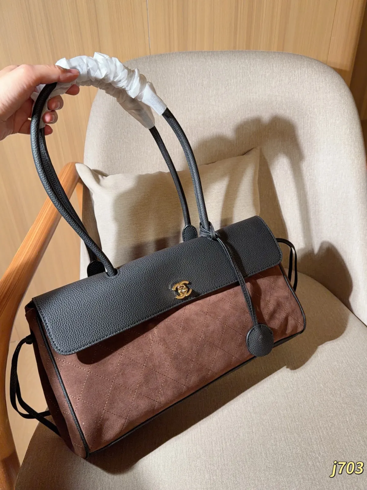 💰240\n香奈儿 Chanel \n26ss麂皮绒法棍包！手提托特包！容量大\n尺寸38&times;21&times;12\n礼盒包装🎁j703