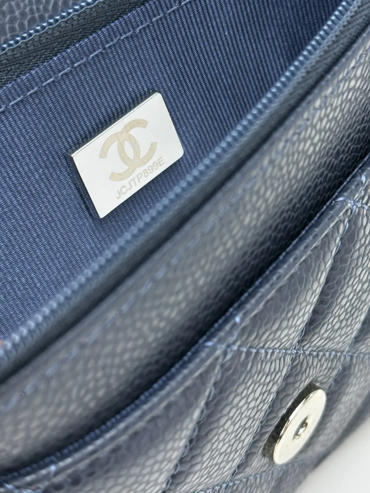 批420 CHANEL[玫瑰]发财包（大球纹银扣）顶级货[咖啡] 新品到货，全钢24K五金链条，对版升级版磁扣𝑊𝑂𝐶压花鱼子酱进口小牛皮[666]经典升级全新磁扣 更便捷好用𝑤𝑒𝑙𝑙𝑒𝑡 𝑜𝑛 𝑐ℎ𝑎𝑖𝑛带链条的手拿包✧可斜挎可单肩的包包，实在是太实用了，上身效果非常棒，女士们赶紧啦，又名&ldquo;发财包&rdquo;这么趣味的一款，一定会给你带来好运💳〰️\n型号：AP0250。 尺寸：长19x宽3x高13cm！