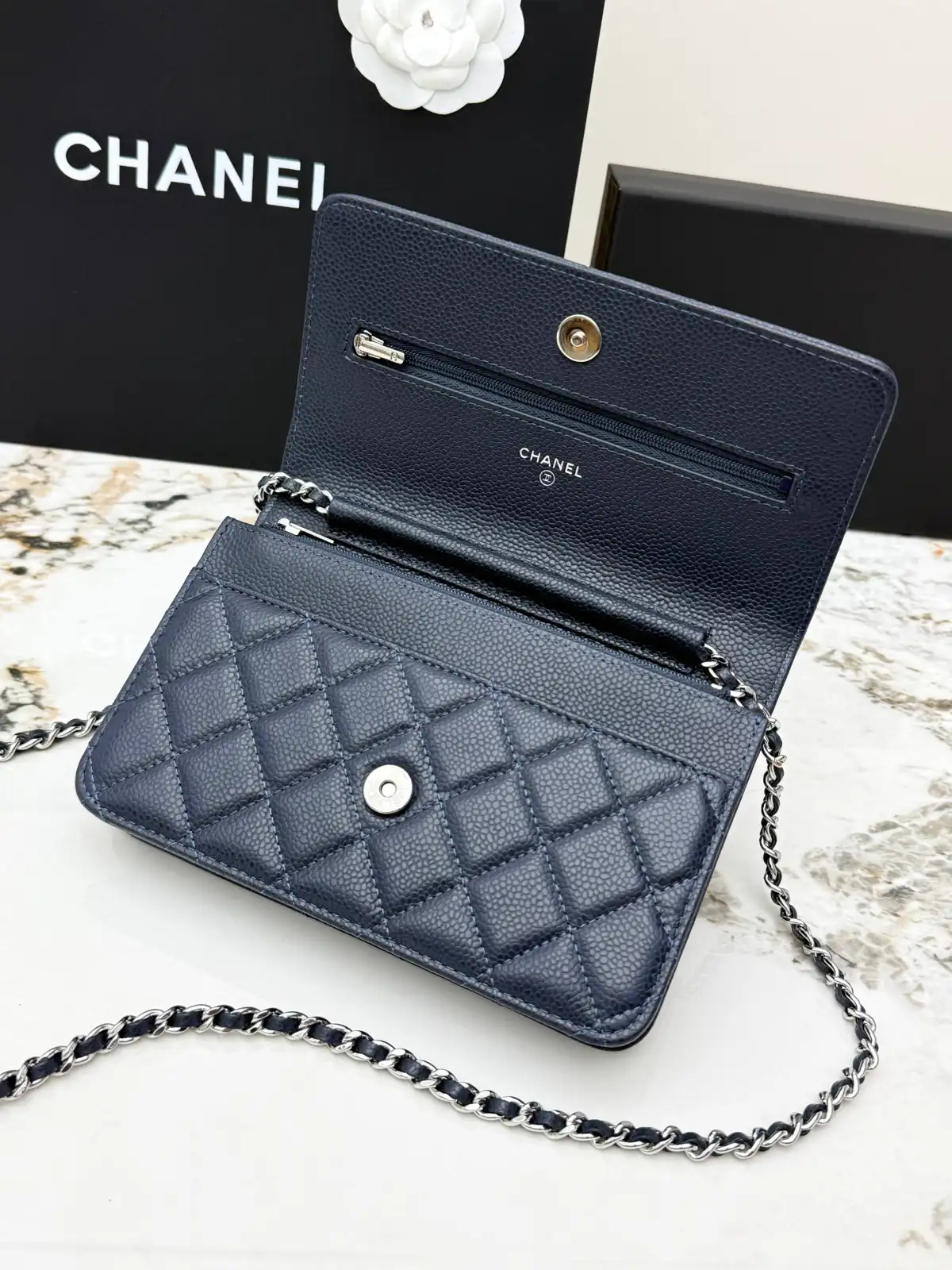 批420 CHANEL[玫瑰]发财包（大球纹银扣）顶级货[咖啡] 新品到货，全钢24K五金链条，对版升级版磁扣𝑊𝑂𝐶压花鱼子酱进口小牛皮[666]经典升级全新磁扣 更便捷好用𝑤𝑒𝑙𝑙𝑒𝑡 𝑜𝑛 𝑐ℎ𝑎𝑖𝑛带链条的手拿包✧可斜挎可单肩的包包，实在是太实用了，上身效果非常棒，女士们赶紧啦，又名&ldquo;发财包&rdquo;这么趣味的一款，一定会给你带来好运💳〰️\n型号：AP0250。 尺寸：长19x宽3x高13cm！