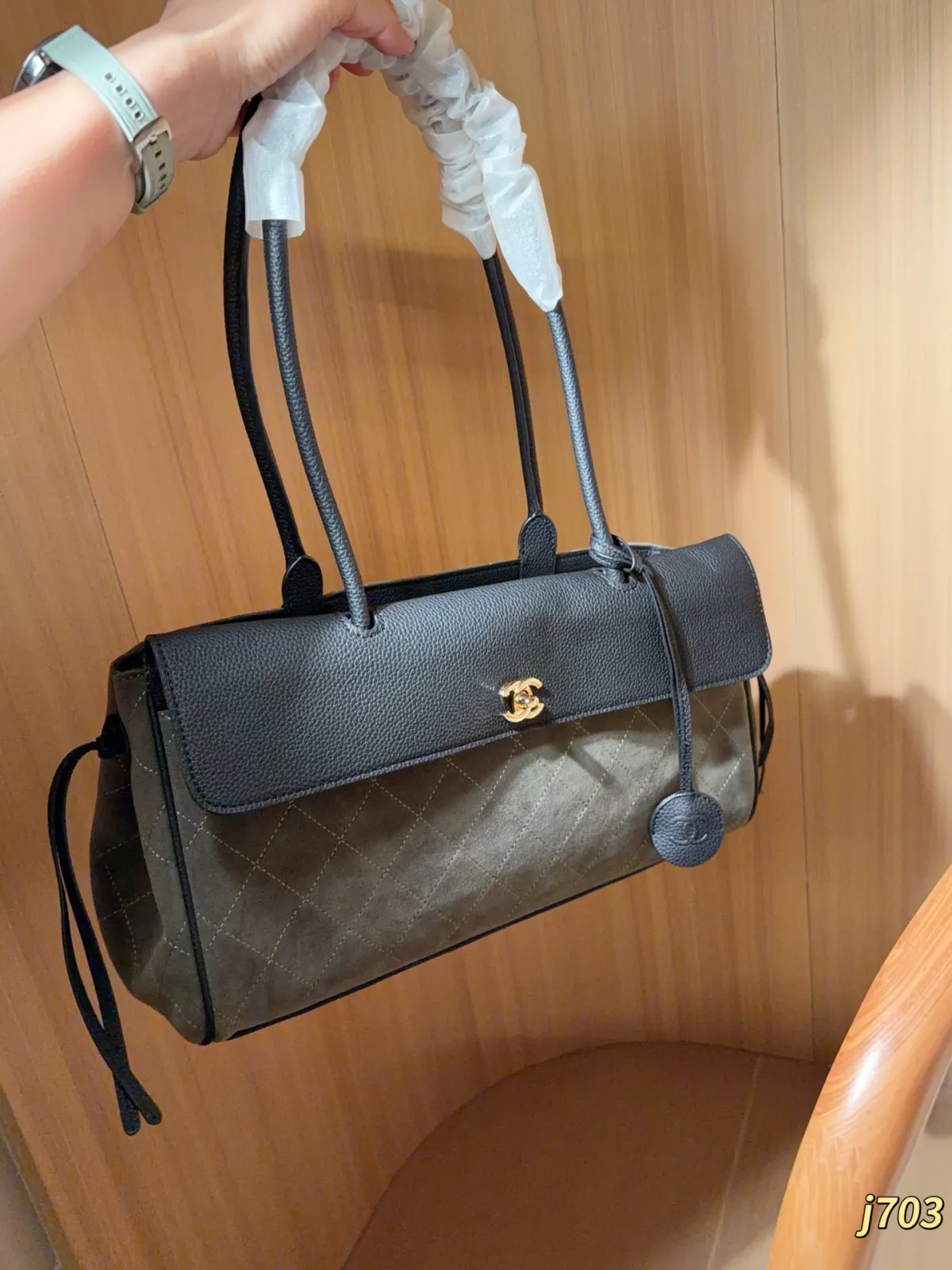 💰240\n香奈儿 Chanel \n26ss麂皮绒法棍包！手提托特包！容量大\n尺寸38&times;21&times;12\n礼盒包装🎁j703