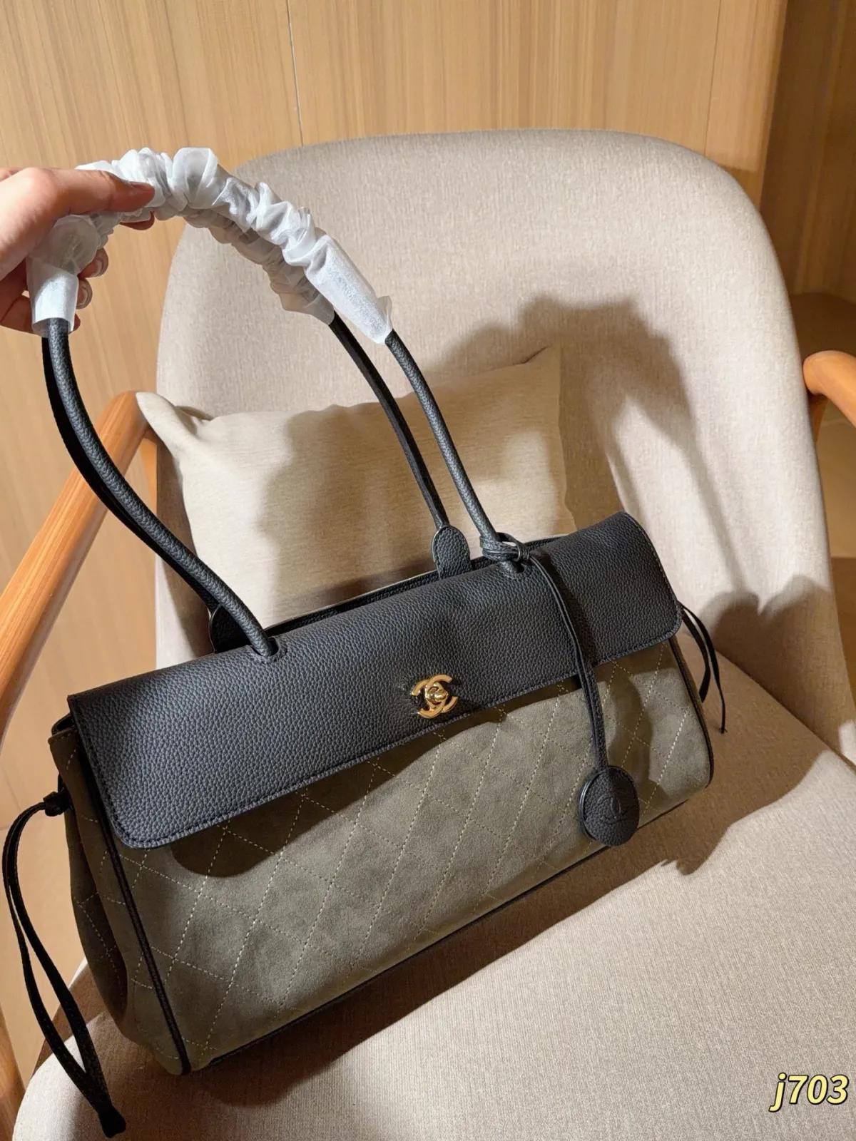 💰240\n香奈儿 Chanel \n26ss麂皮绒法棍包！手提托特包！容量大\n尺寸38&times;21&times;12\n礼盒包装🎁j703