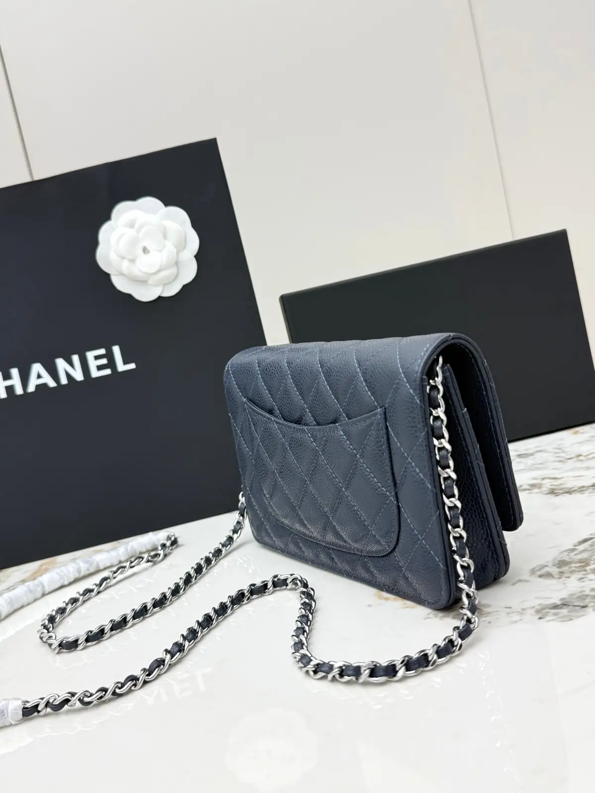 批420 CHANEL[玫瑰]发财包（大球纹银扣）顶级货[咖啡] 新品到货，全钢24K五金链条，对版升级版磁扣𝑊𝑂𝐶压花鱼子酱进口小牛皮[666]经典升级全新磁扣 更便捷好用𝑤𝑒𝑙𝑙𝑒𝑡 𝑜𝑛 𝑐ℎ𝑎𝑖𝑛带链条的手拿包✧可斜挎可单肩的包包，实在是太实用了，上身效果非常棒，女士们赶紧啦，又名&ldquo;发财包&rdquo;这么趣味的一款，一定会给你带来好运💳〰️\n型号：AP0250。 尺寸：长19x宽3x高13cm！