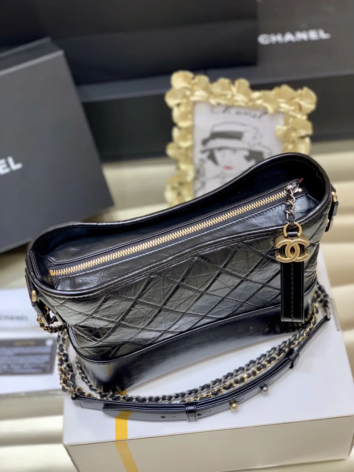 全新版本‼️纯原厂\nGabrielle hobo bag流浪包\n\n从名字到代言阵容，流浪包的配置几乎可以说是顶配。超模明星纷纷打Call瞬间霸屏街拍，成为新一代经典杰作➰\n\n全钢24k镀厚金五金\n御用意大利🇮🇹开料部原厂面皮配以原厂Gaiera底皮。绝对的称霸NO.1品质！ \n91810 小号尺寸15*20*8cm，\n1521 新中号尺寸25cm，