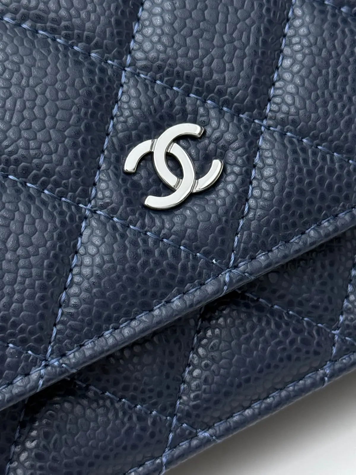 批420 CHANEL[玫瑰]发财包（大球纹银扣）顶级货[咖啡] 新品到货，全钢24K五金链条，对版升级版磁扣𝑊𝑂𝐶压花鱼子酱进口小牛皮[666]经典升级全新磁扣 更便捷好用𝑤𝑒𝑙𝑙𝑒𝑡 𝑜𝑛 𝑐ℎ𝑎𝑖𝑛带链条的手拿包✧可斜挎可单肩的包包，实在是太实用了，上身效果非常棒，女士们赶紧啦，又名&ldquo;发财包&rdquo;这么趣味的一款，一定会给你带来好运💳〰️\n型号：AP0250。 尺寸：长19x宽3x高13cm！