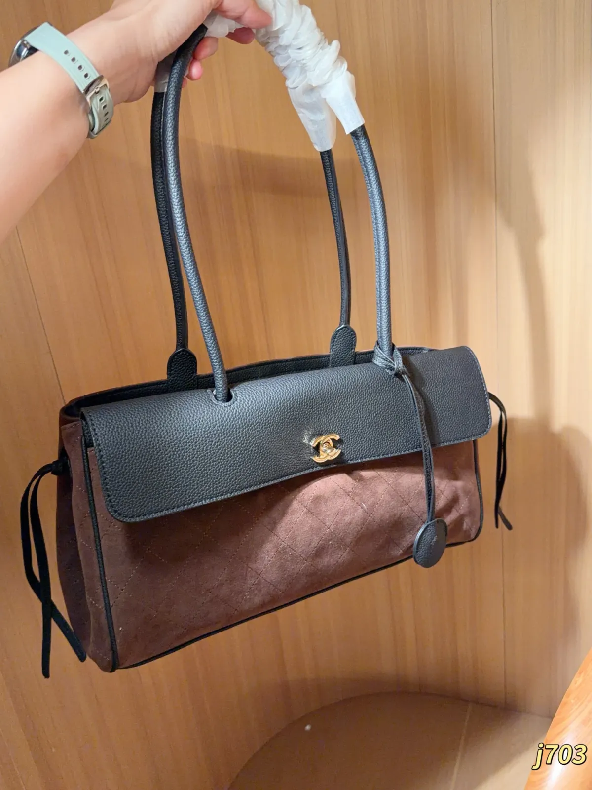 💰240\n香奈儿 Chanel \n26ss麂皮绒法棍包！手提托特包！容量大\n尺寸38&times;21&times;12\n礼盒包装🎁j703