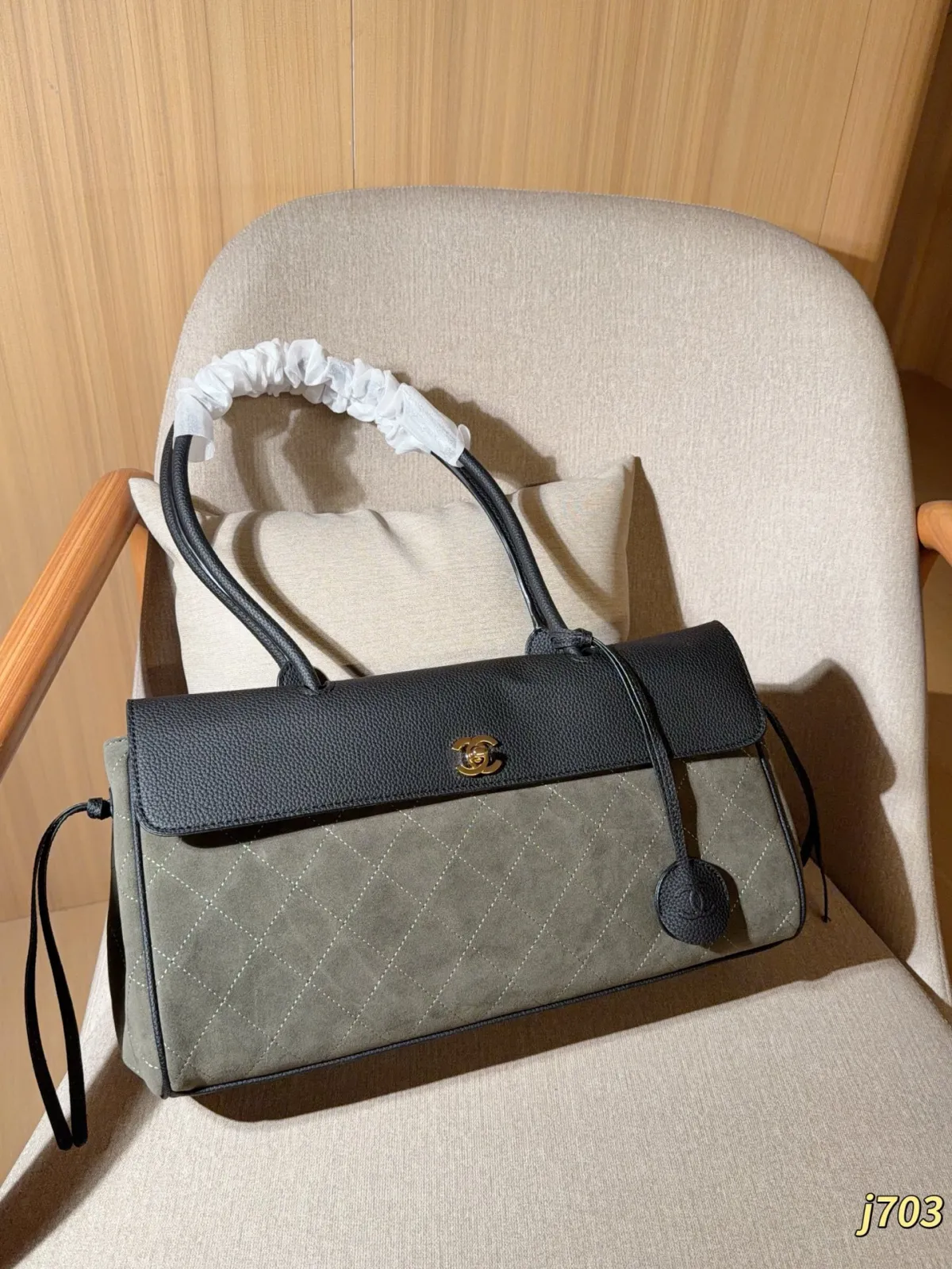 💰240\n香奈儿 Chanel \n26ss麂皮绒法棍包！手提托特包！容量大\n尺寸38&times;21&times;12\n礼盒包装🎁j703