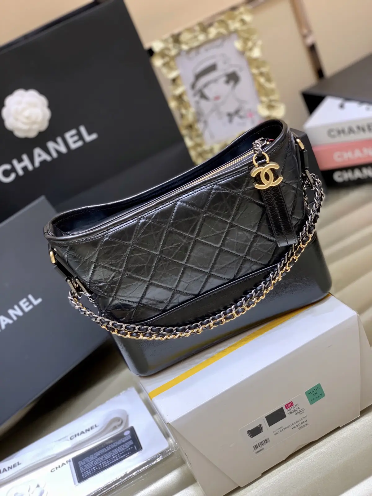 全新版本‼️纯原厂\nGabrielle hobo bag流浪包\n\n从名字到代言阵容，流浪包的配置几乎可以说是顶配。超模明星纷纷打Call瞬间霸屏街拍，成为新一代经典杰作➰\n\n全钢24k镀厚金五金\n御用意大利🇮🇹开料部原厂面皮配以原厂Gaiera底皮。绝对的称霸NO.1品质！ \n91810 小号尺寸15*20*8cm，\n1521 新中号尺寸25cm，