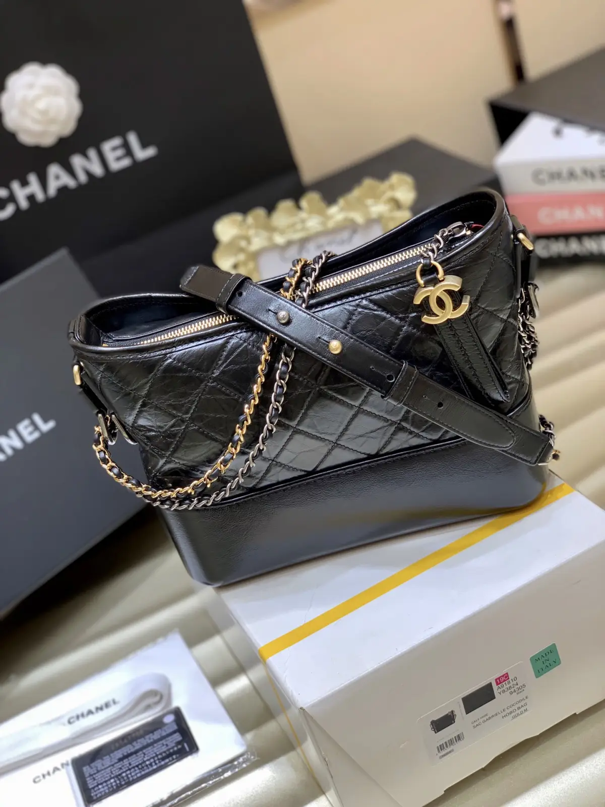 全新版本‼️纯原厂\nGabrielle hobo bag流浪包\n\n从名字到代言阵容，流浪包的配置几乎可以说是顶配。超模明星纷纷打Call瞬间霸屏街拍，成为新一代经典杰作➰\n\n全钢24k镀厚金五金\n御用意大利🇮🇹开料部原厂面皮配以原厂Gaiera底皮。绝对的称霸NO.1品质！ \n91810 小号尺寸15*20*8cm，\n1521 新中号尺寸25cm，