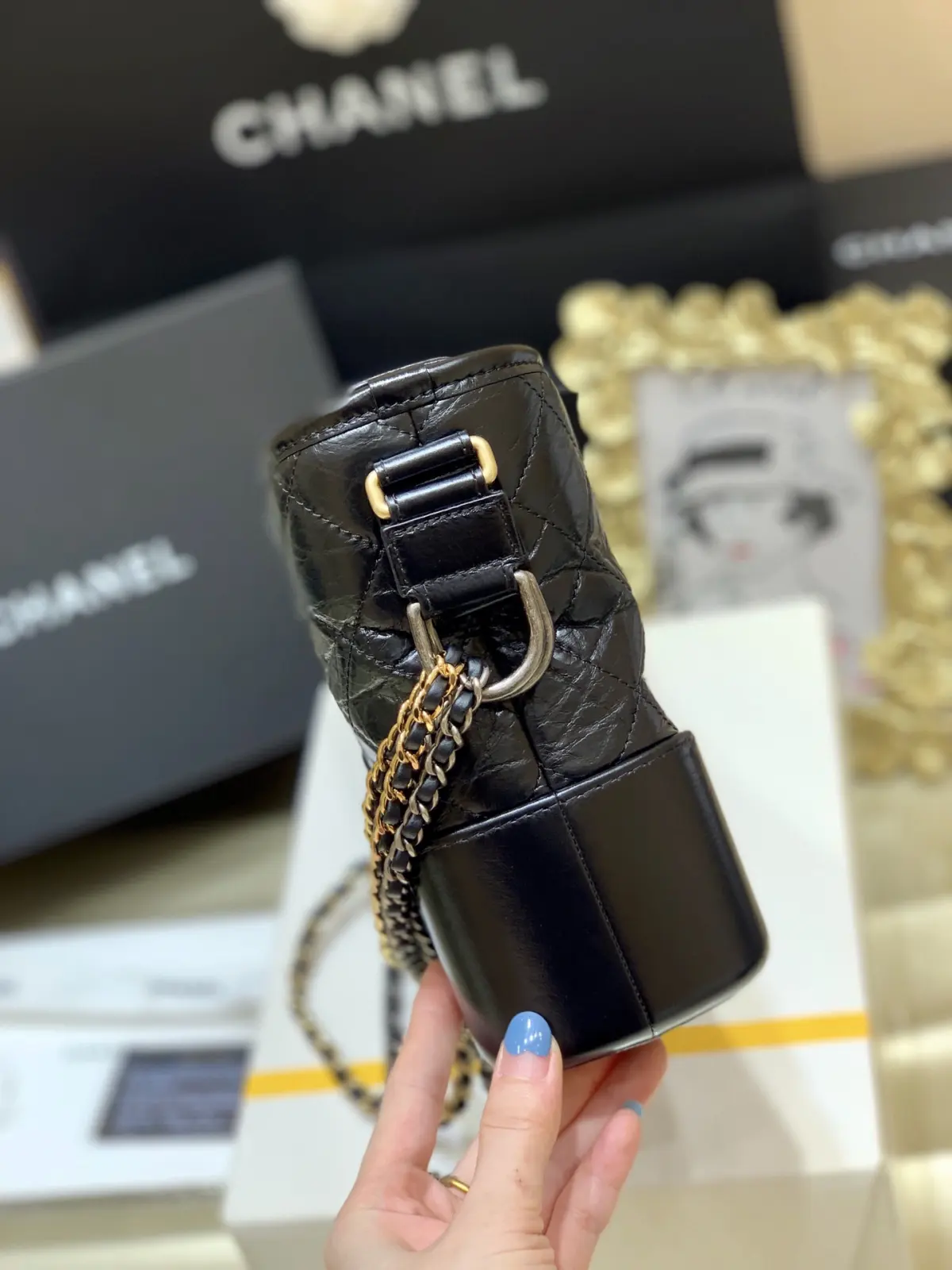 全新版本‼️纯原厂\nGabrielle hobo bag流浪包\n\n从名字到代言阵容，流浪包的配置几乎可以说是顶配。超模明星纷纷打Call瞬间霸屏街拍，成为新一代经典杰作➰\n\n全钢24k镀厚金五金\n御用意大利🇮🇹开料部原厂面皮配以原厂Gaiera底皮。绝对的称霸NO.1品质！ \n91810 小号尺寸15*20*8cm，\n1521 新中号尺寸25cm，
