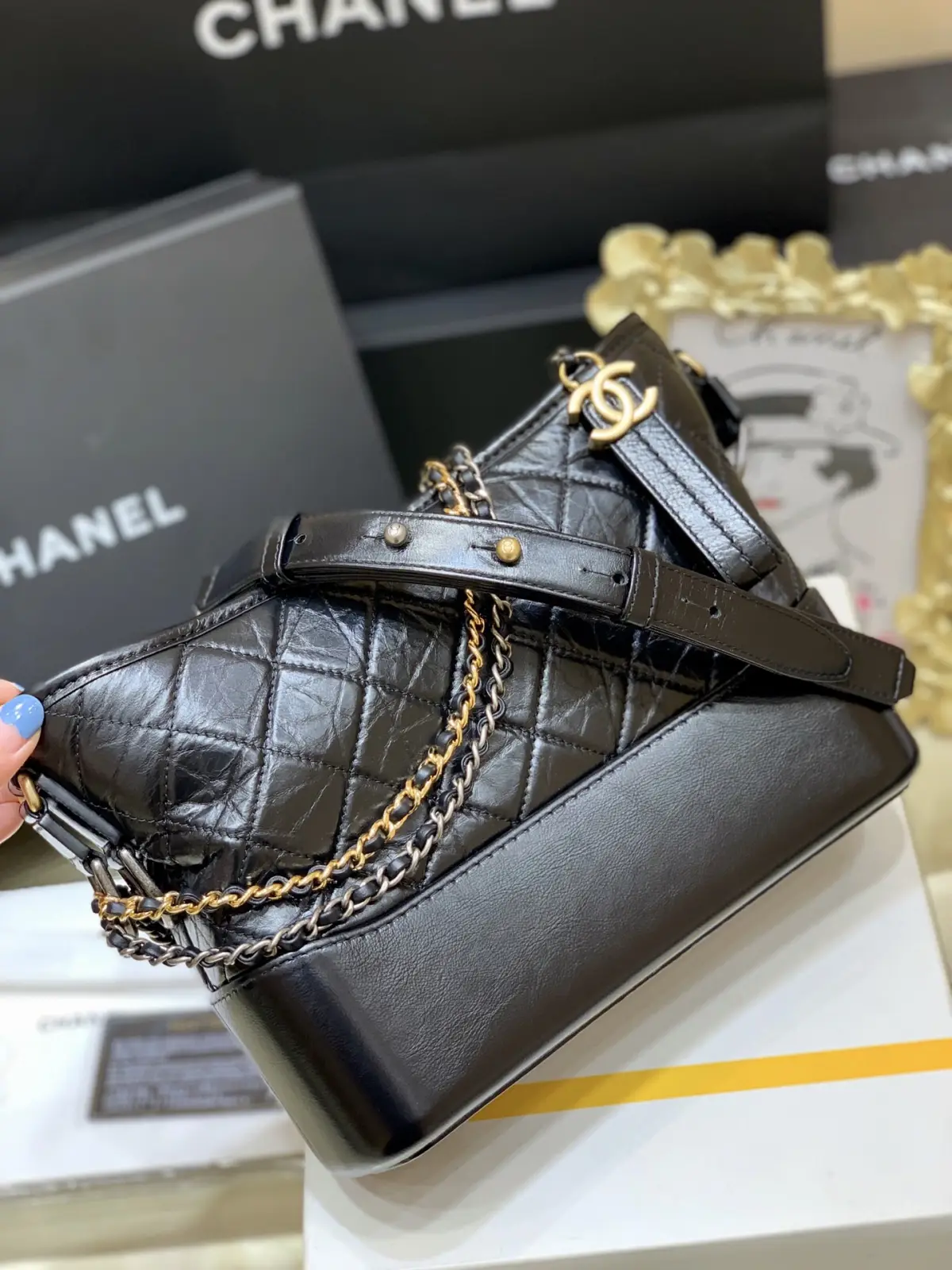 全新版本‼️纯原厂\nGabrielle hobo bag流浪包\n\n从名字到代言阵容，流浪包的配置几乎可以说是顶配。超模明星纷纷打Call瞬间霸屏街拍，成为新一代经典杰作➰\n\n全钢24k镀厚金五金\n御用意大利🇮🇹开料部原厂面皮配以原厂Gaiera底皮。绝对的称霸NO.1品质！ \n91810 小号尺寸15*20*8cm，\n1521 新中号尺寸25cm，