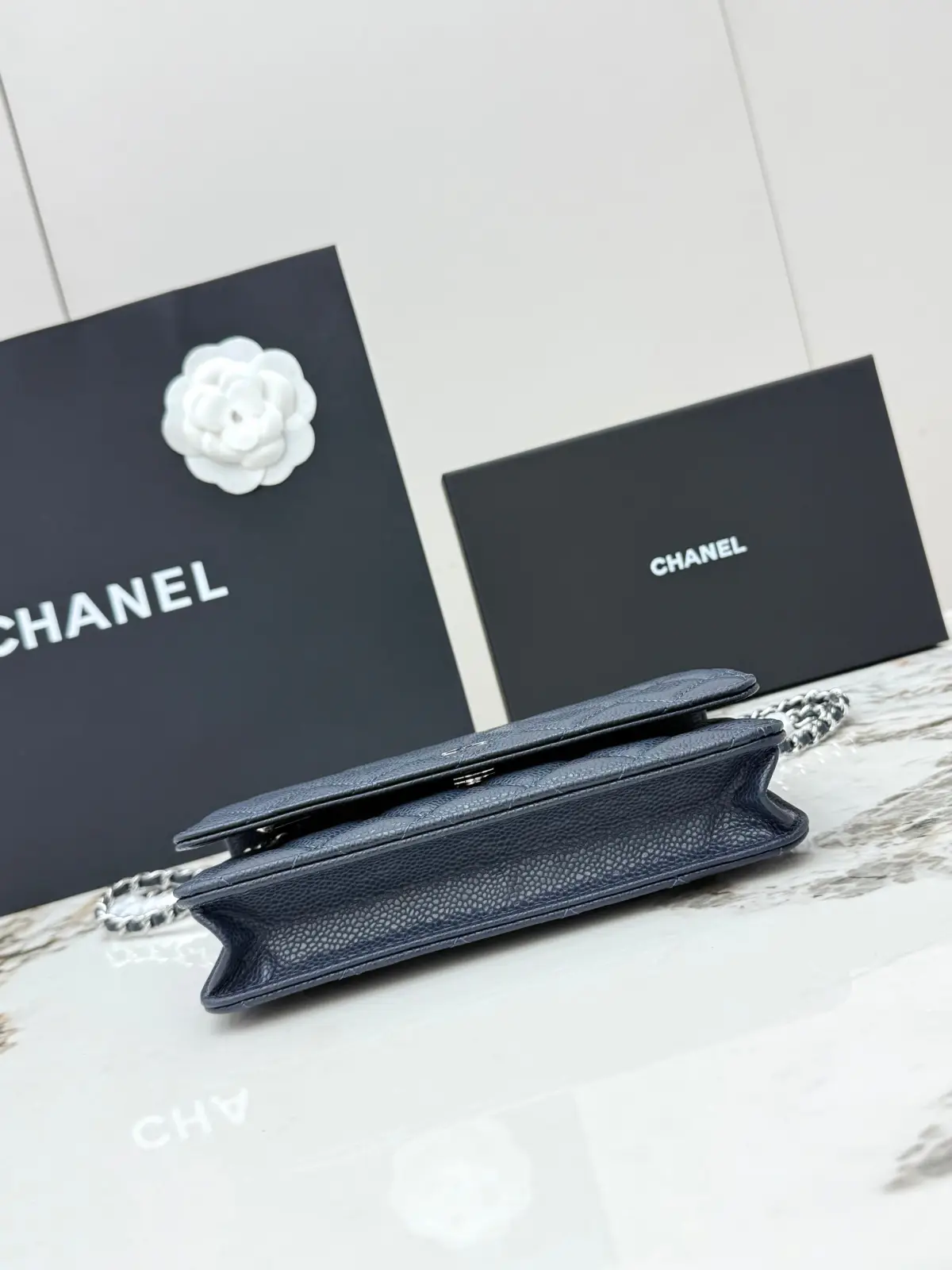 批420 CHANEL[玫瑰]发财包（大球纹银扣）顶级货[咖啡] 新品到货，全钢24K五金链条，对版升级版磁扣𝑊𝑂𝐶压花鱼子酱进口小牛皮[666]经典升级全新磁扣 更便捷好用𝑤𝑒𝑙𝑙𝑒𝑡 𝑜𝑛 𝑐ℎ𝑎𝑖𝑛带链条的手拿包✧可斜挎可单肩的包包，实在是太实用了，上身效果非常棒，女士们赶紧啦，又名&ldquo;发财包&rdquo;这么趣味的一款，一定会给你带来好运💳〰️\n型号：AP0250。 尺寸：长19x宽3x高13cm！