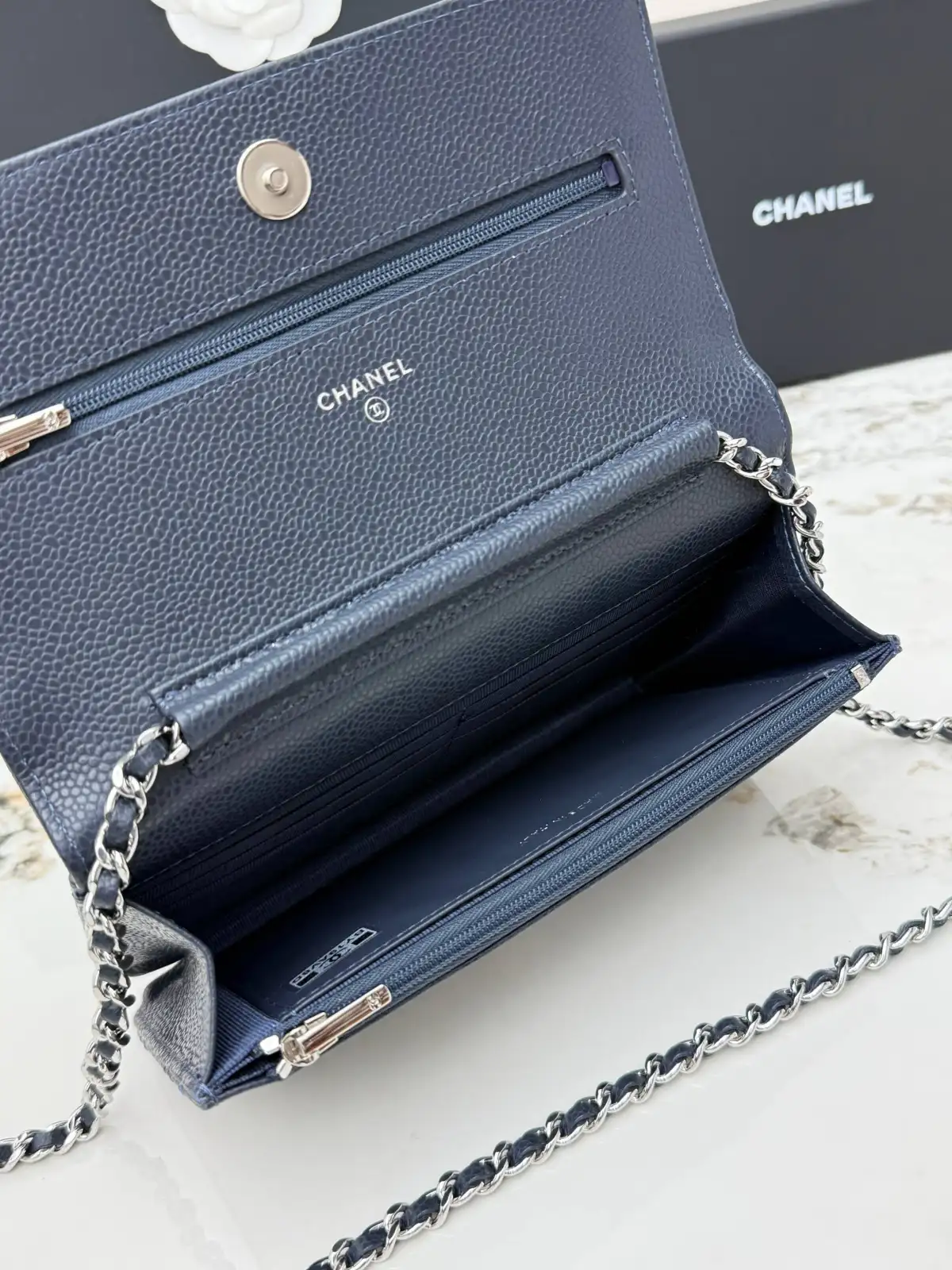 批420 CHANEL[玫瑰]发财包（大球纹银扣）顶级货[咖啡] 新品到货，全钢24K五金链条，对版升级版磁扣𝑊𝑂𝐶压花鱼子酱进口小牛皮[666]经典升级全新磁扣 更便捷好用𝑤𝑒𝑙𝑙𝑒𝑡 𝑜𝑛 𝑐ℎ𝑎𝑖𝑛带链条的手拿包✧可斜挎可单肩的包包，实在是太实用了，上身效果非常棒，女士们赶紧啦，又名&ldquo;发财包&rdquo;这么趣味的一款，一定会给你带来好运💳〰️\n型号：AP0250。 尺寸：长19x宽3x高13cm！