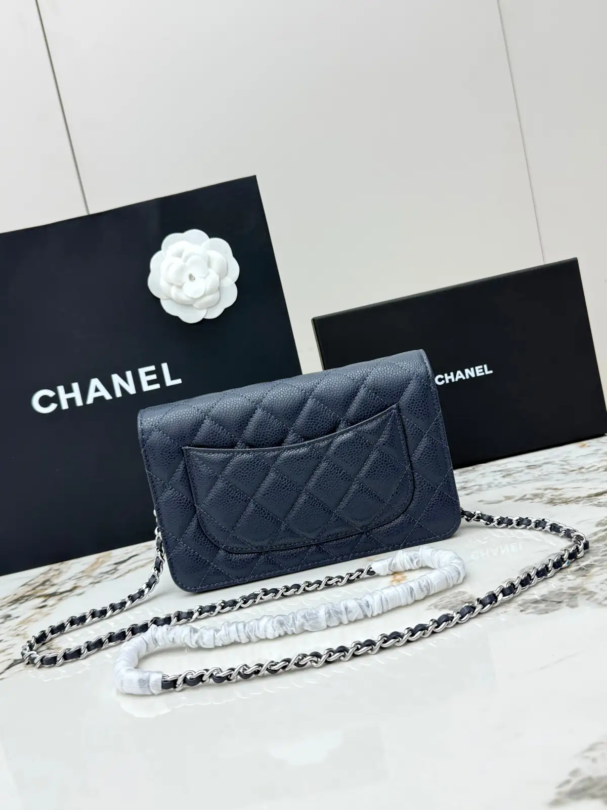 批420 CHANEL[玫瑰]发财包（大球纹银扣）顶级货[咖啡] 新品到货，全钢24K五金链条，对版升级版磁扣𝑊𝑂𝐶压花鱼子酱进口小牛皮[666]经典升级全新磁扣 更便捷好用𝑤𝑒𝑙𝑙𝑒𝑡 𝑜𝑛 𝑐ℎ𝑎𝑖𝑛带链条的手拿包✧可斜挎可单肩的包包，实在是太实用了，上身效果非常棒，女士们赶紧啦，又名&ldquo;发财包&rdquo;这么趣味的一款，一定会给你带来好运💳〰️\n型号：AP0250。 尺寸：长19x宽3x高13cm！