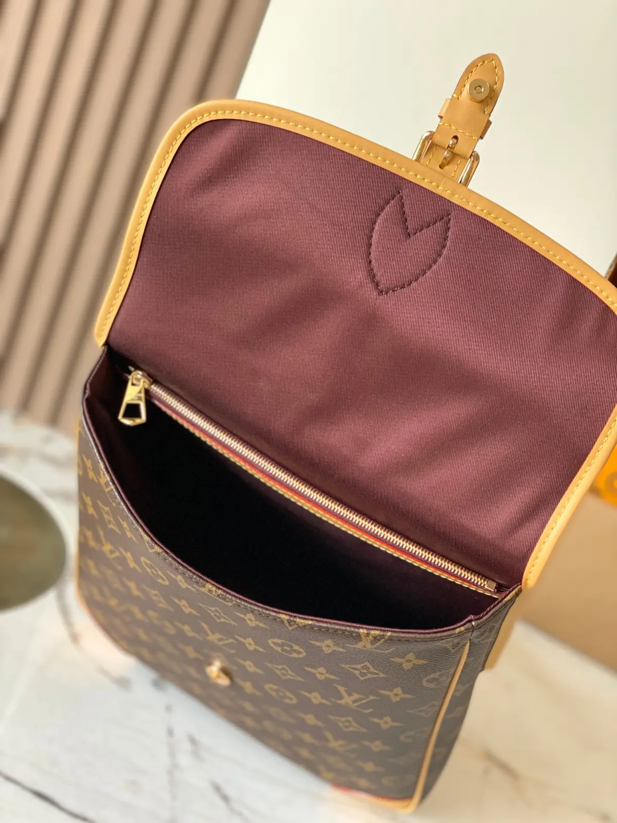 p660 【特级MB163c芯片版原厂 DIANE 双肩包 款号：M29631（大号） 材料：A级全钢五金，进口原厂面料 包装：全套原厂免税MB包装 尺寸：26*11*31.5CM