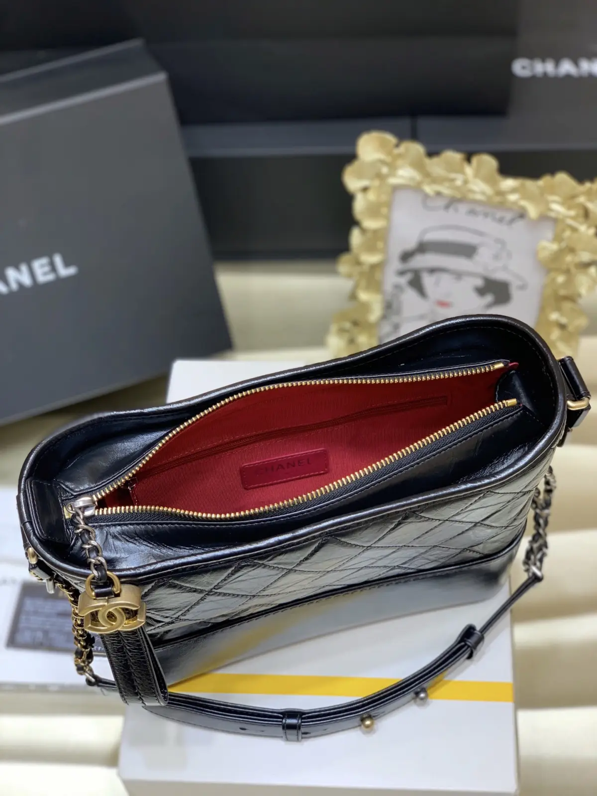 全新版本‼️纯原厂\nGabrielle hobo bag流浪包\n\n从名字到代言阵容，流浪包的配置几乎可以说是顶配。超模明星纷纷打Call瞬间霸屏街拍，成为新一代经典杰作➰\n\n全钢24k镀厚金五金\n御用意大利🇮🇹开料部原厂面皮配以原厂Gaiera底皮。绝对的称霸NO.1品质！ \n91810 小号尺寸15*20*8cm，\n1521 新中号尺寸25cm，